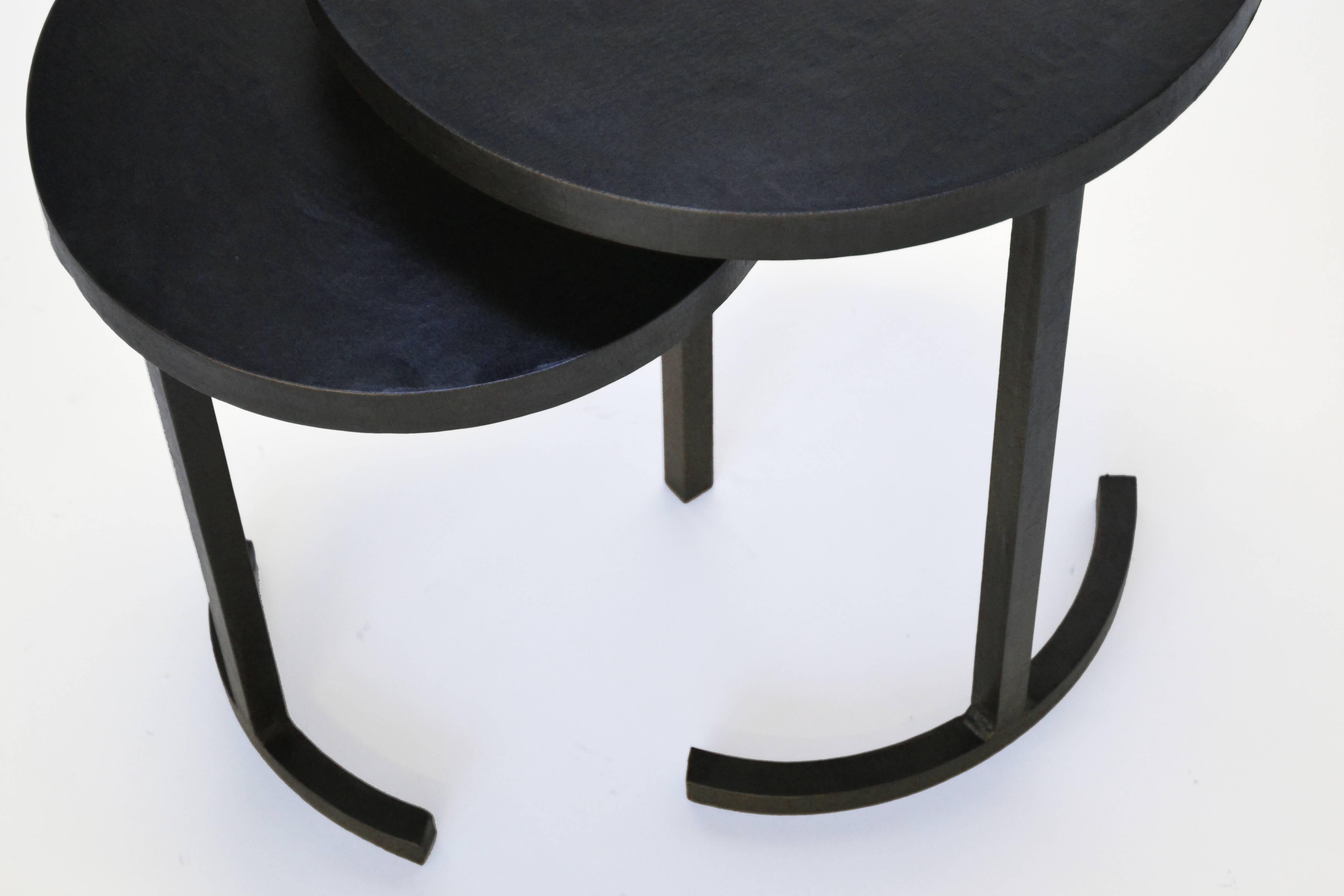 Nesting Side Table Set Modern Round Pair End Table Cast Blackened Waxed Steel (Eisen) im Angebot