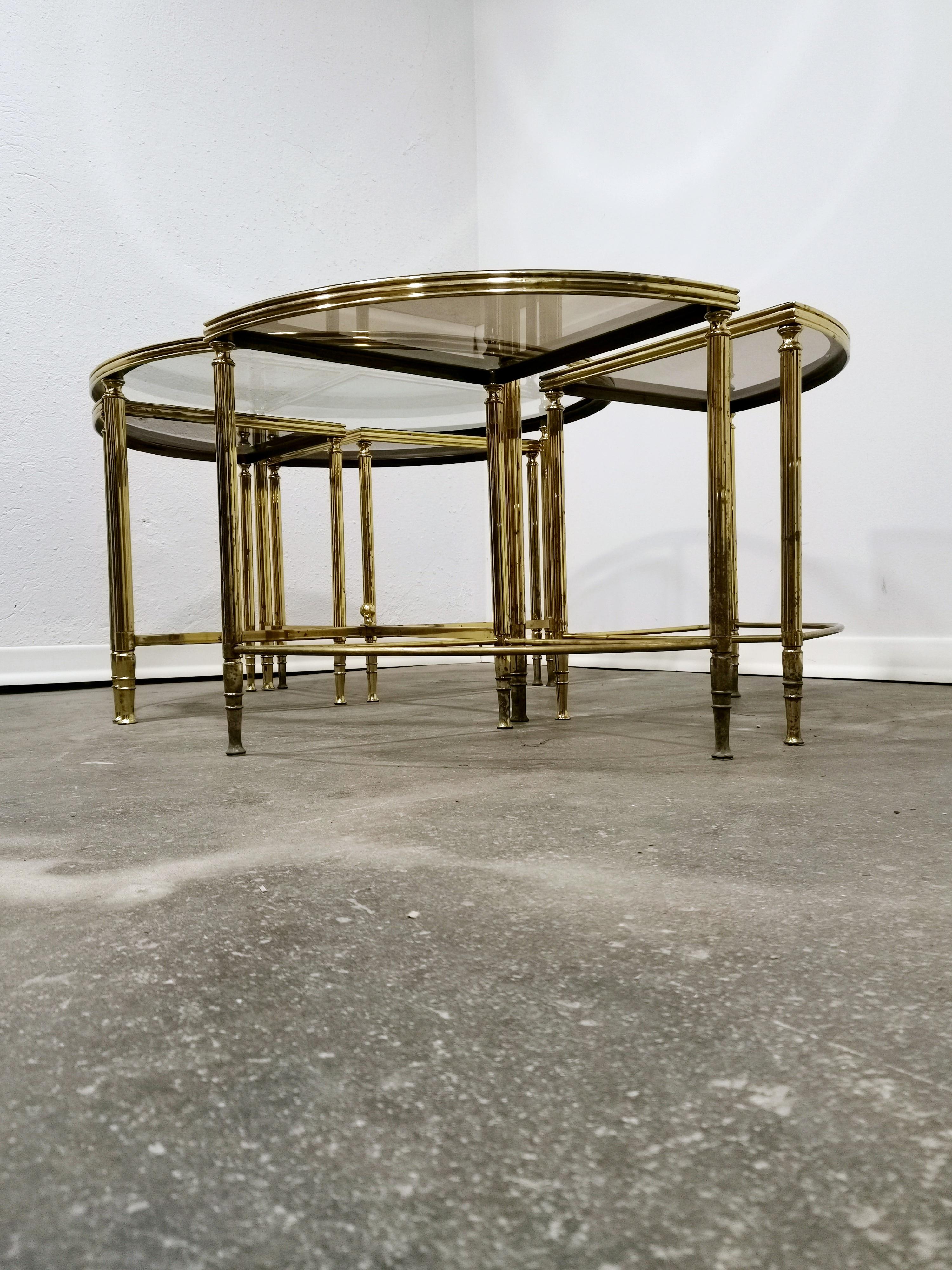 Ensemble de 5 tables gigognes 1970

Serti en laiton, avec un verre épais fumé et miroir.

Le laiton a parfaitement vieilli.

Rare ensemble de tables gigognes.

La hauteur des petites tables est de 42,50 cm.