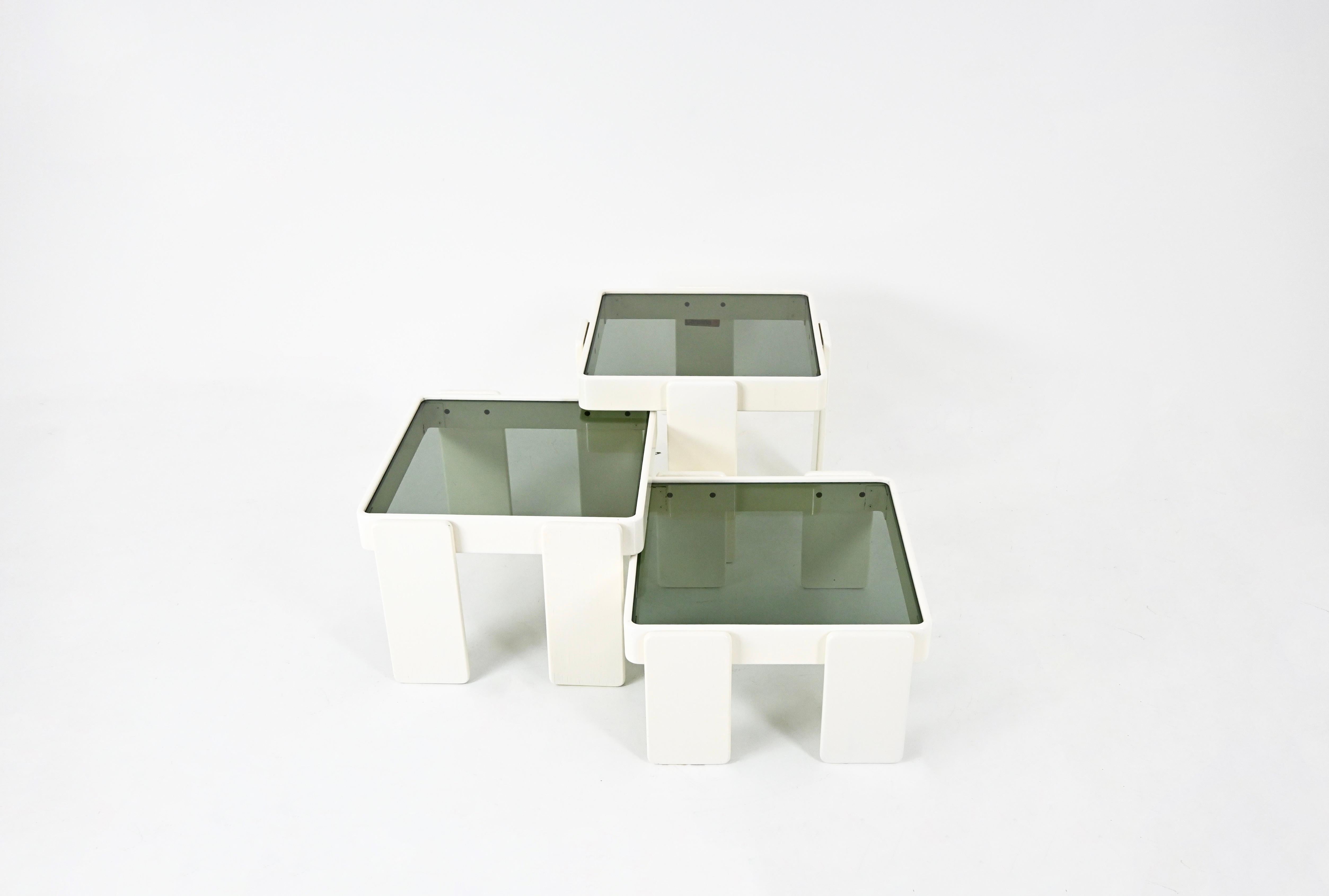 Tables empilables en bois avec plateau en verre Estampillé Cassina à l'intérieur d'un pied. 
Mesures : Hauteur petite : 30 cm
Hauteur moyenne : 38 cm
Hauteur Large : 46 cm.
Usure due à l'âge et à l'ancienneté de la table.
POUR L'EXPÉDITION, NOUS