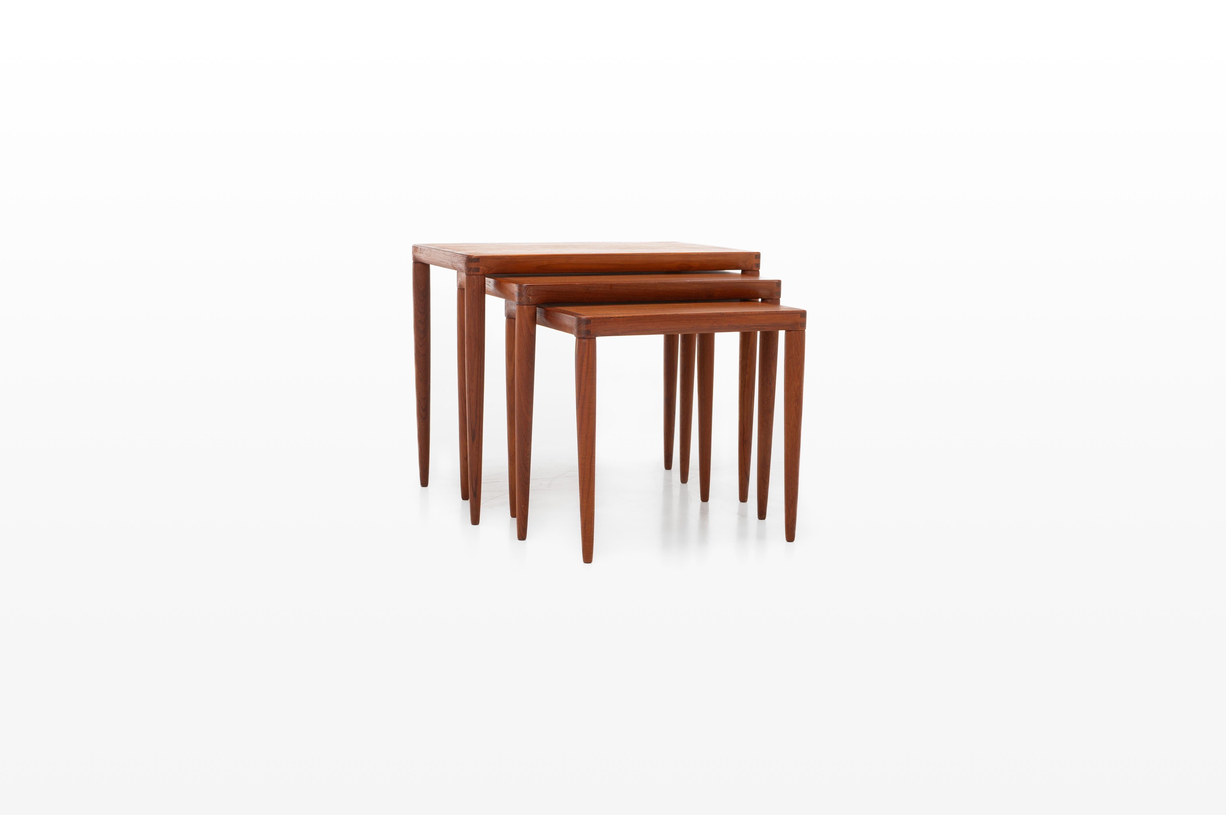 This vintage Danish teak nesting table set, designed by Henry Walter Klein for Bramin in the 1960s, is a classic mid-century piece. The three tables fit perfectly together, combining style and practicality. In great condition.

Dimensions:
W: 58