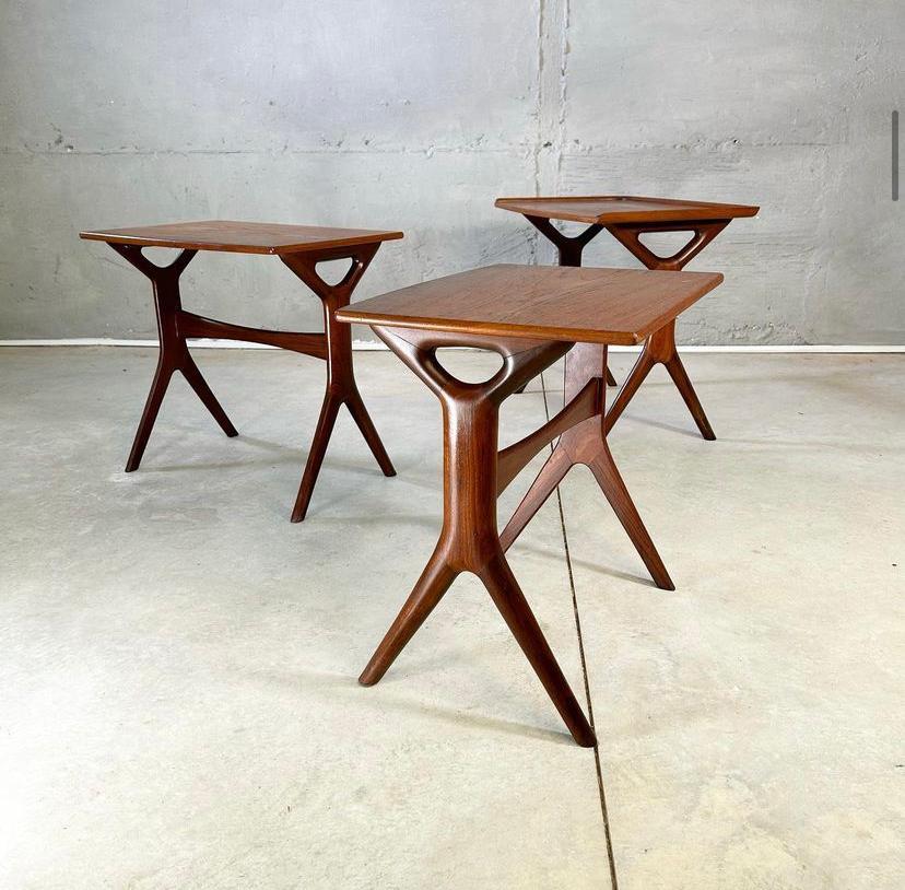Set of three Mid-Century Modern nesting tables designed by the Danish architect Johannes Andersen for CFC Silkeborg. Rounded tapered legs in solid teak wood in beautiful X shaped organic design. Very sculptural and elegant appearance.

Dimensions:
