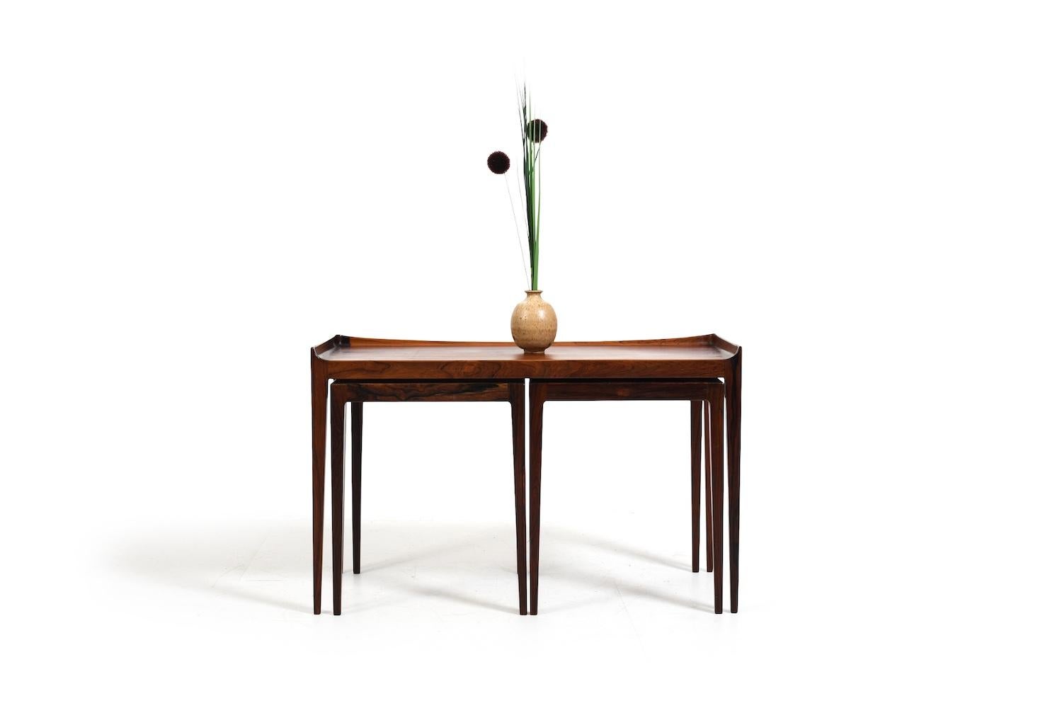 Set di tavolini di Kurt Østervig per Jason Møbler. Bellissime venature e colori del legno. Danimarca, anni '60.
--
grande: H. 50,5 cm / L. 80 cm / P. 36 cm
piccolo: H. 44 cm / L. 36 cm / P. 36 cm
--
Possiamo spedire via DHL negli Stati Uniti e in