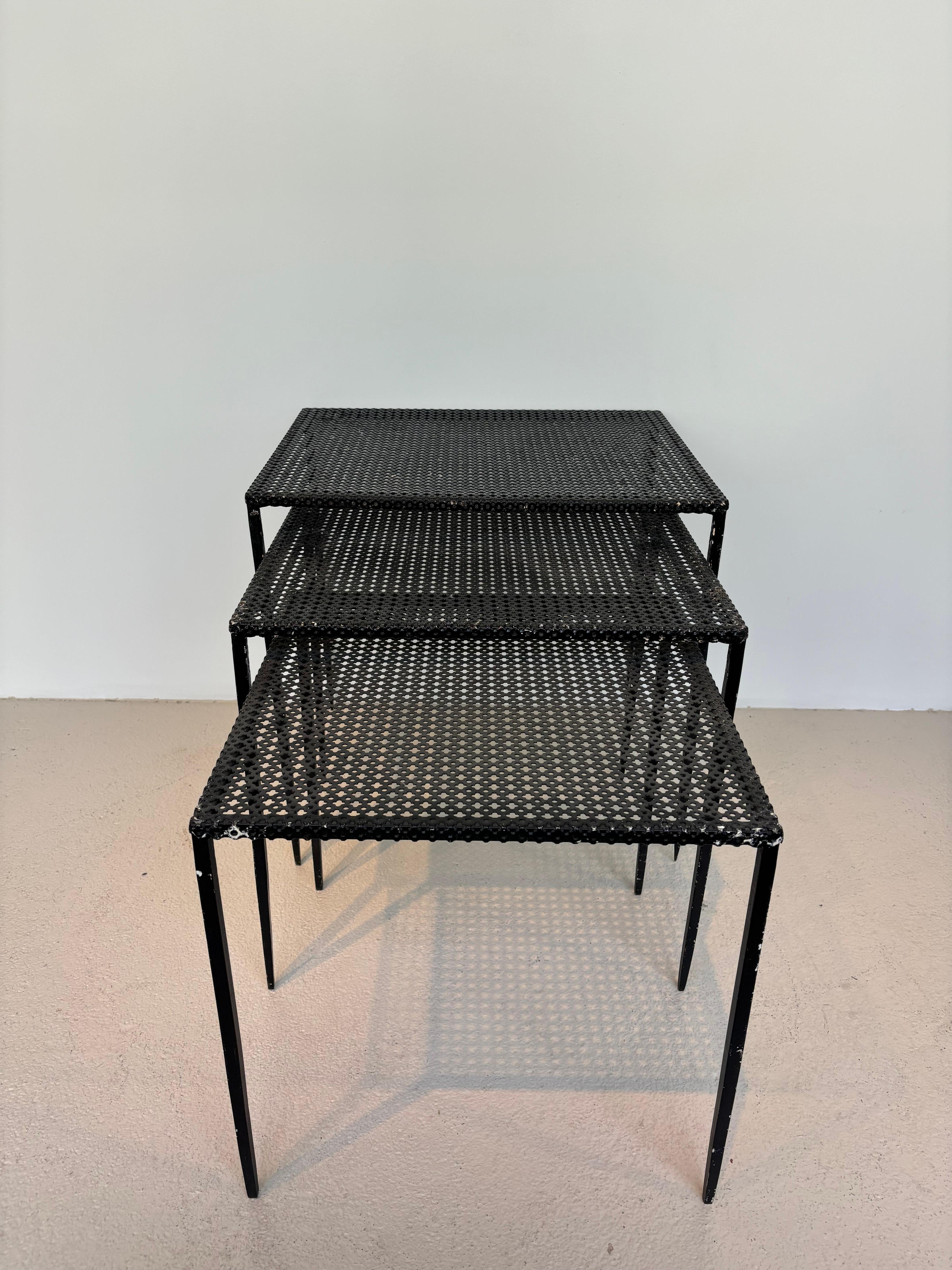 Trois tables gigognes par Mathieu Matégot en métal perforé. 