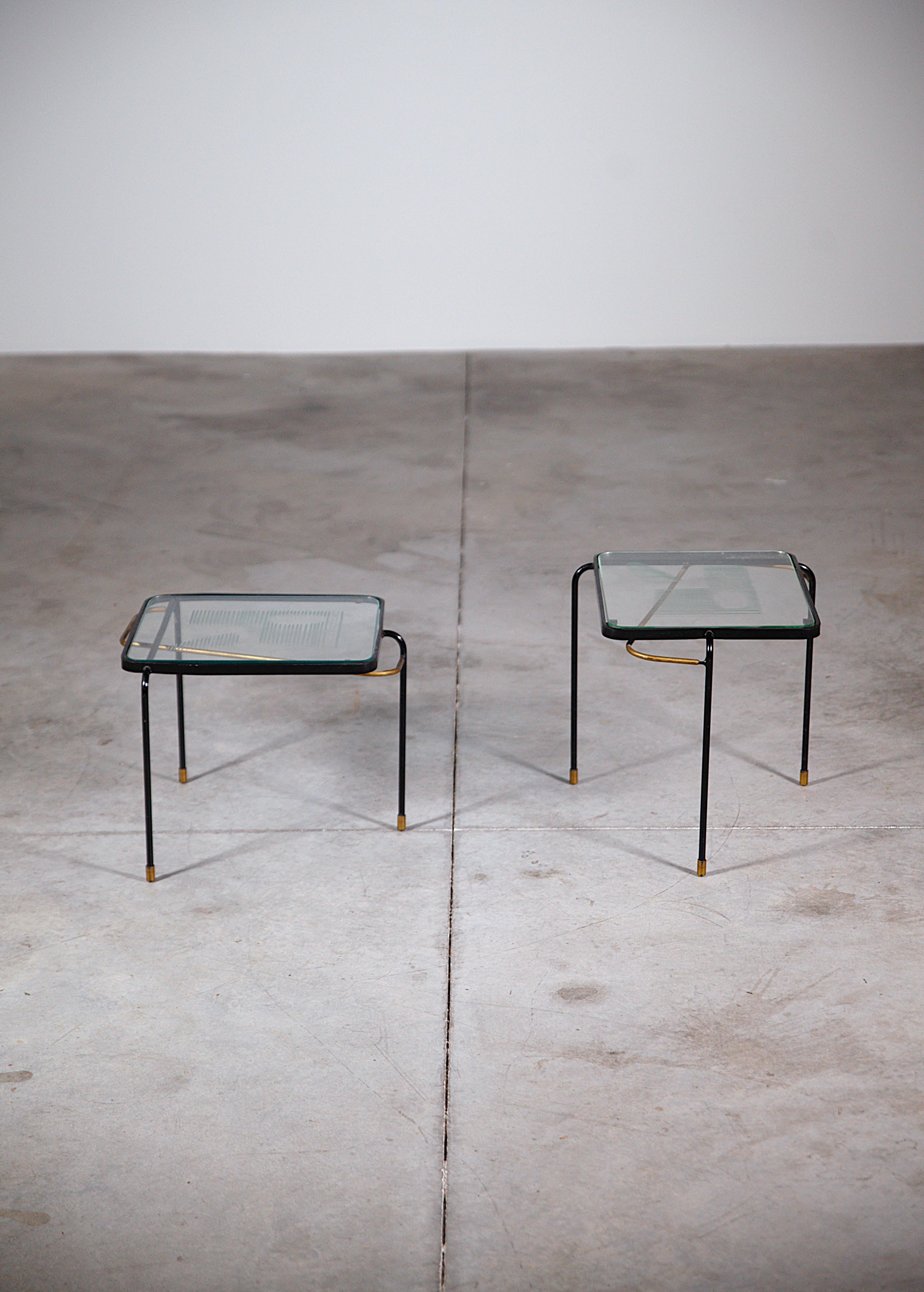 Deux tables gigognes de Mathieu Matégot France années 1950.

Peinture noire originale, plateau en verre peint en laiton et incisé.

En bon état d'origine.