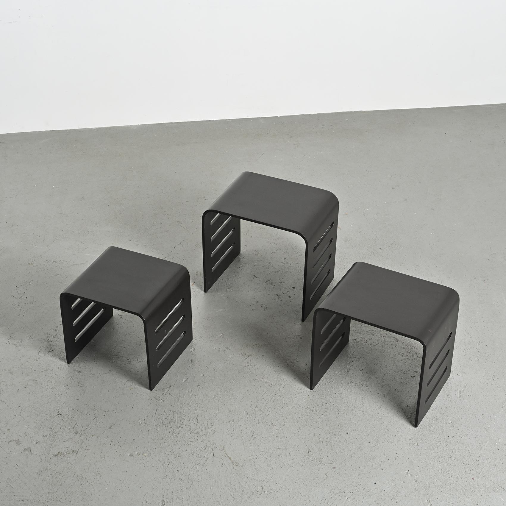 Set of 3 black-lacquered wooden nesting tables, designed by Ricardo Blanco, an Argentine designer active in the 1970s.

These nesting tables stand out for their simple and functional design, featuring horizontal cutouts that add lightness and