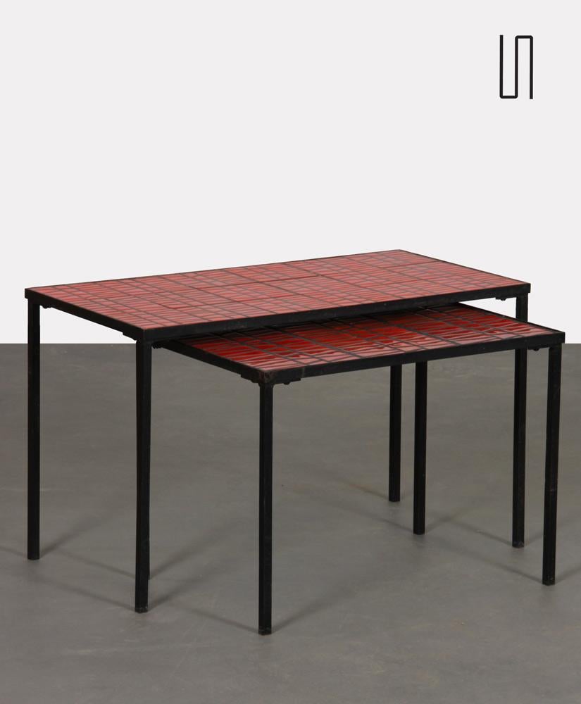 These nesting tables are designed by Roger Capron in the 1960s. The top is in glazed ceramic and the structure in metal. 
