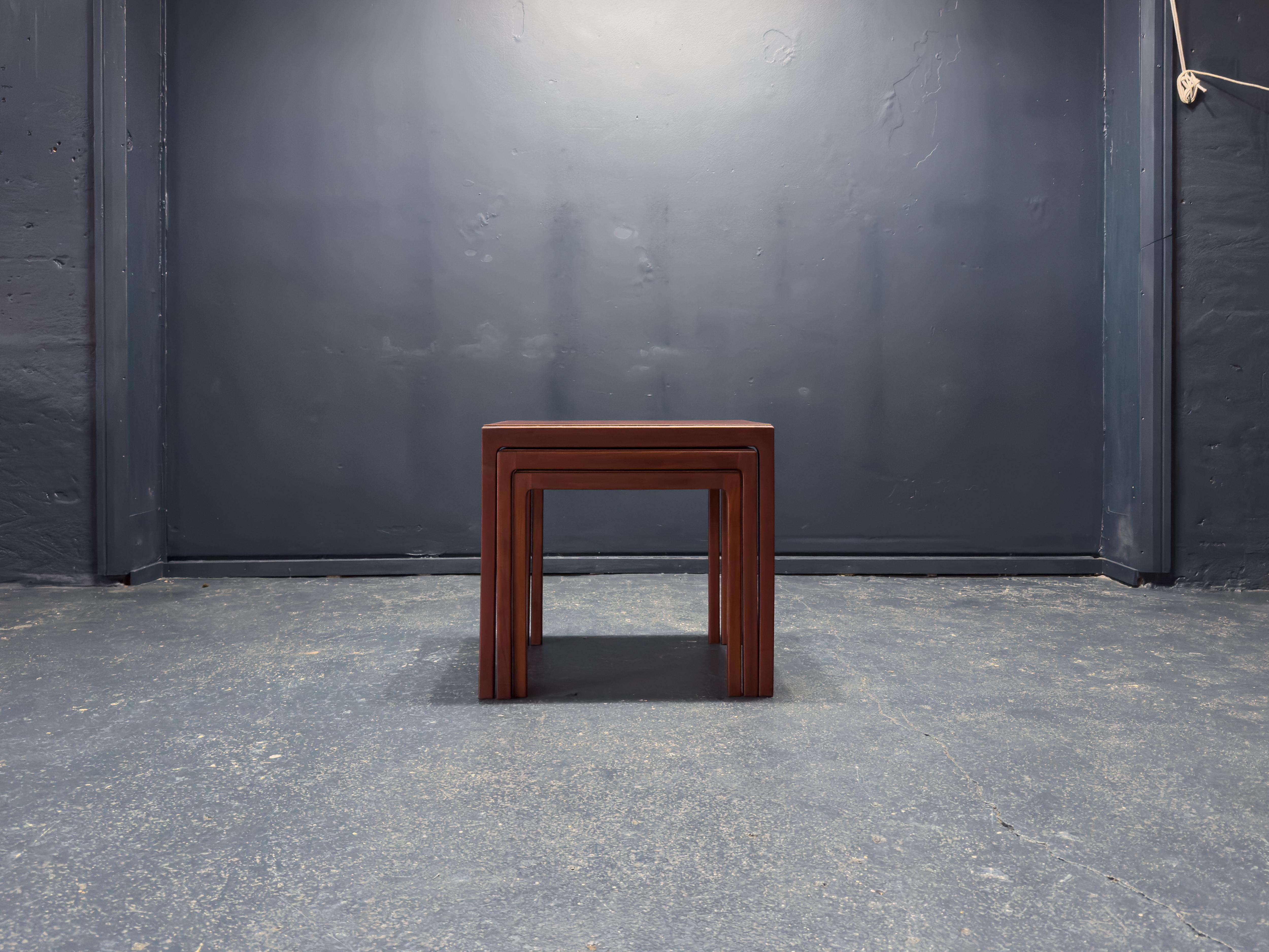 Cet ensemble de tables gigognes en bois dur offre à la fois fonctionnalité et élégance discrète. Fabriquées à partir d'un bois dur au grain riche, les tables affichent une teinte profonde et luxueuse avec des variations naturelles frappantes,