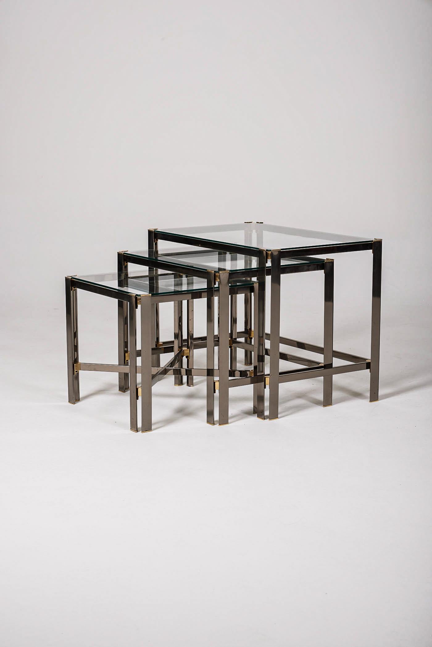 Set of 3 nesting tables from the 1970s. The structure is in gilded brass. The tabletops are made of glass. In perfect condition.
DV391