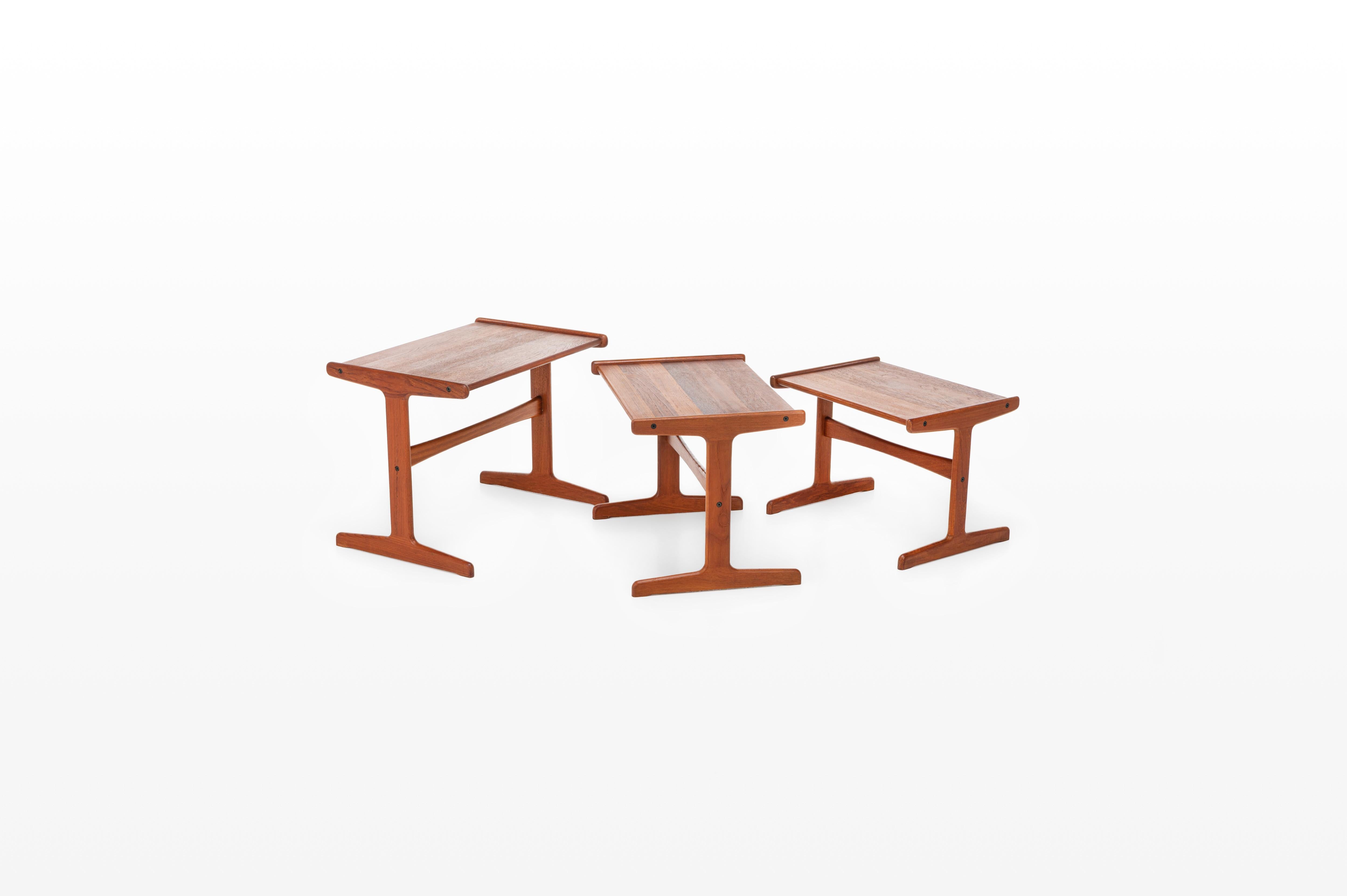 Este conjunto vintage de mesas nido danesas de teca, diseñado por Kai Kristiansen para Skovmand and Andersen en la década de 1960. Las tres mesas encajan perfectamente, combinando estilo y practicidad. En muy buen estado.

Dimensiones:
Anchura: 62