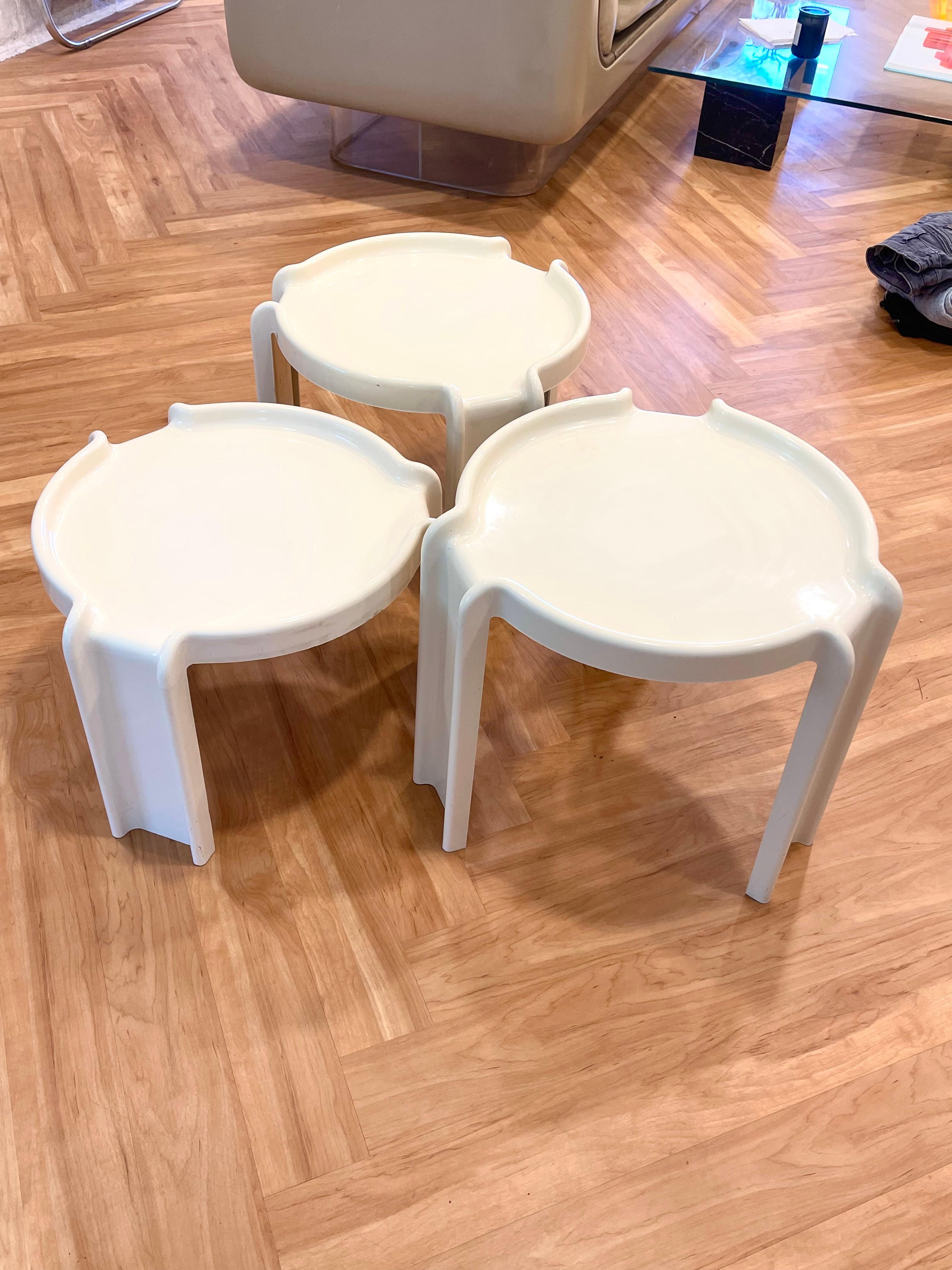 Beautiful set of 3 vintage stacking tables in cream molded ABS plastic by Giotto Stoppino for Kartell, 1973. Lovely example in good condition with minor age-related wear.