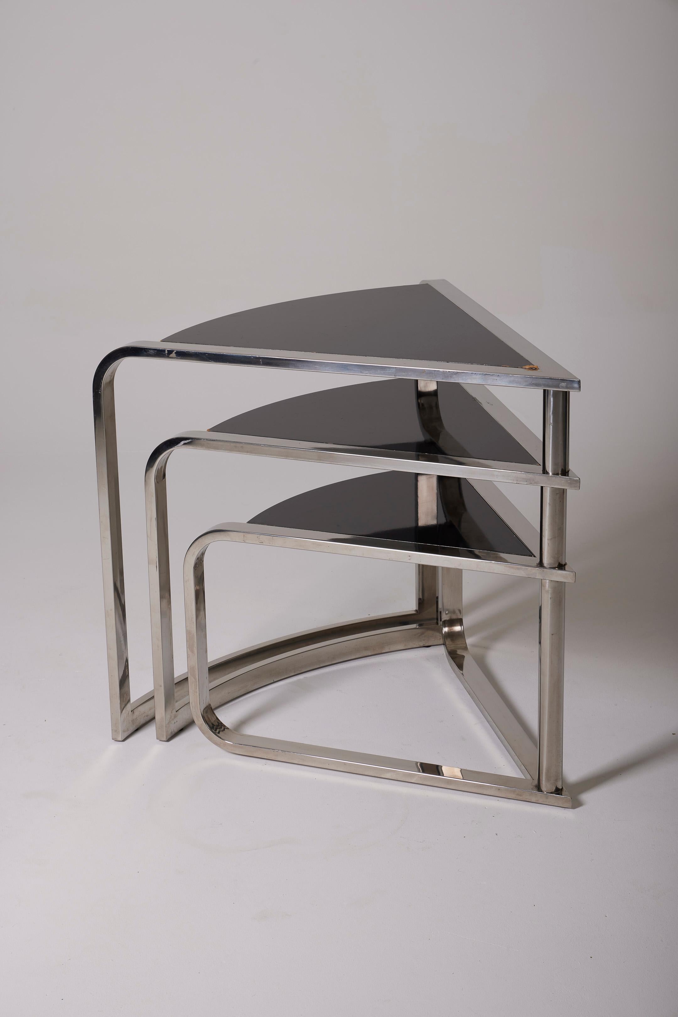 Post-modernist nesting tables with a metal frame and three black lacquered wooden trays. Rotating system at the base of the tables. Good overall condition, defect on the upper tray (visible in the photos).
DV609