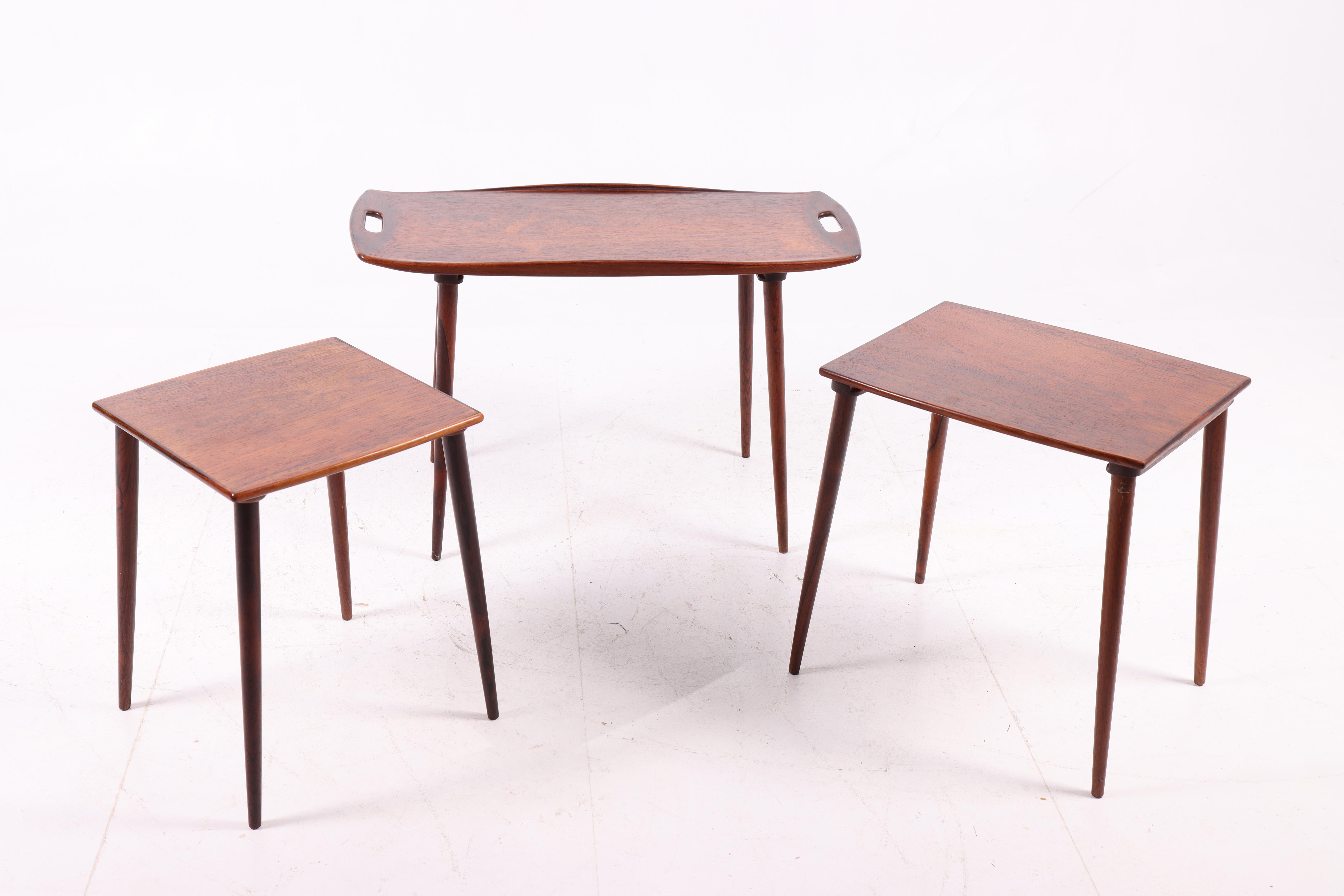 Mesas nido de palisandro con patas de palisandro macizo, Dinamarca, años 60 Escandinavo moderno en venta