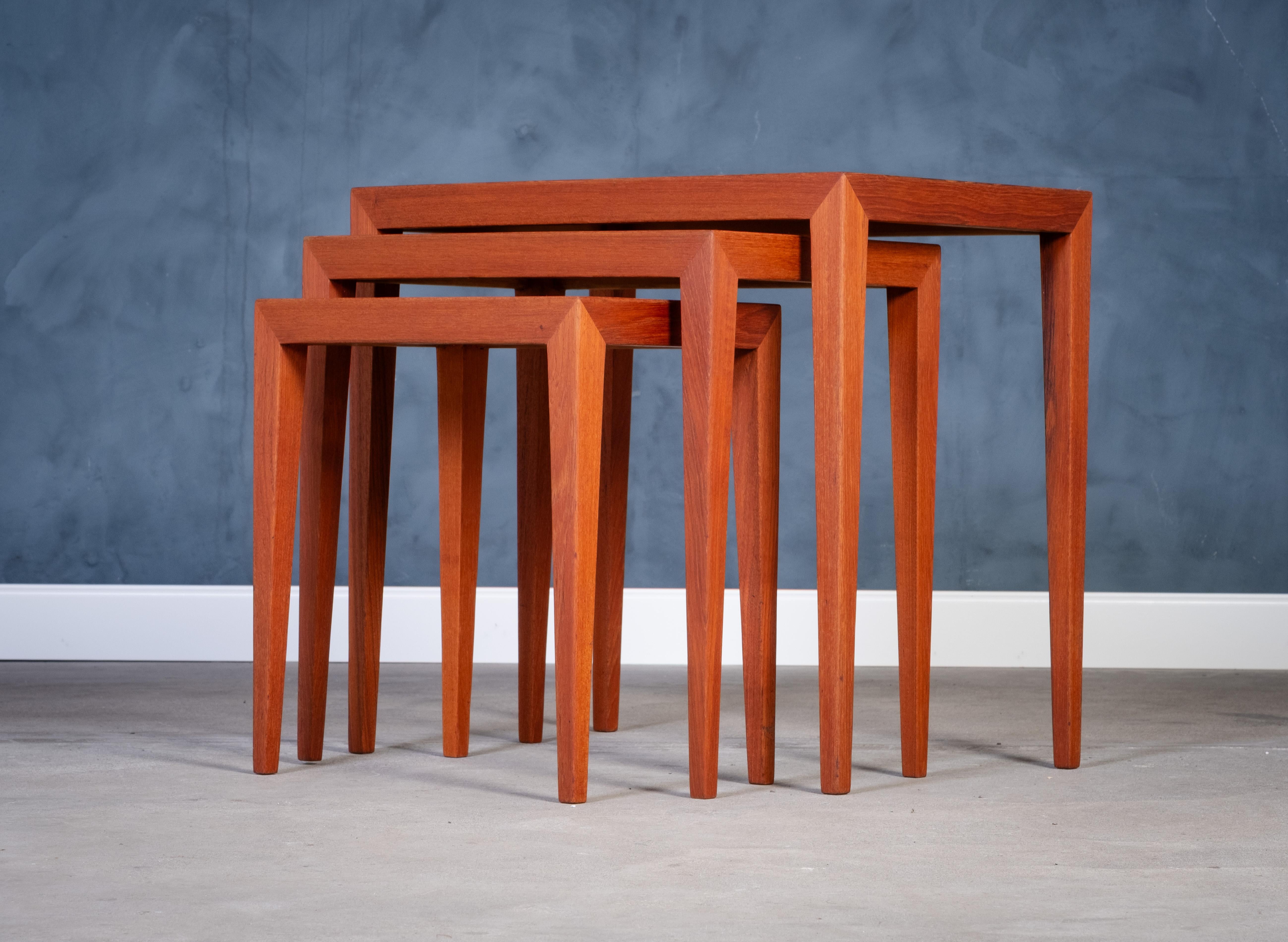 Mesas nido de teca de Severin Hansen para Haslev Møbelfabrik, Años 50, Juego de 3 Moderno de mediados de siglo en venta