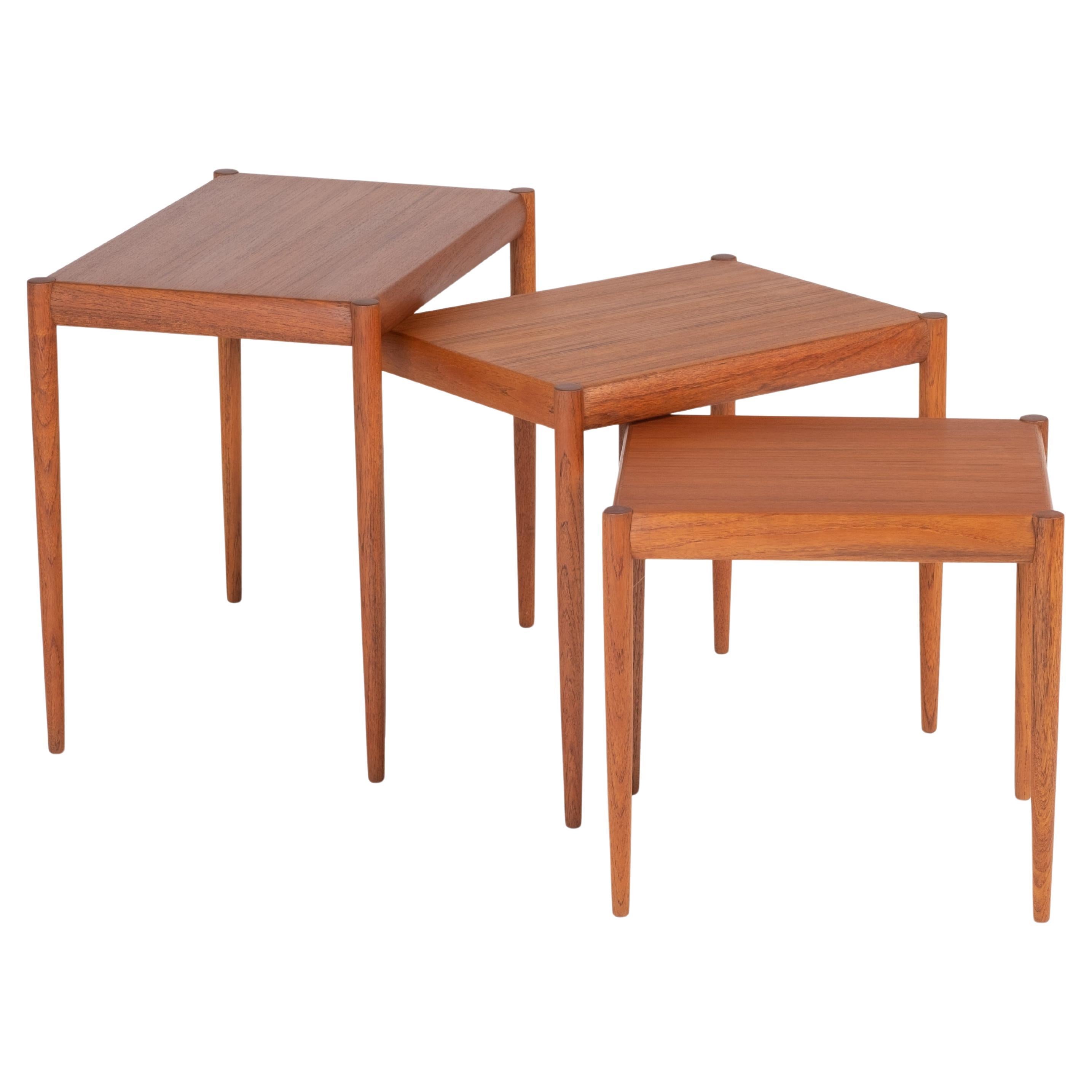 Tavolini nidificanti in teak, design danese, anni '60, Set di 3 in vendita