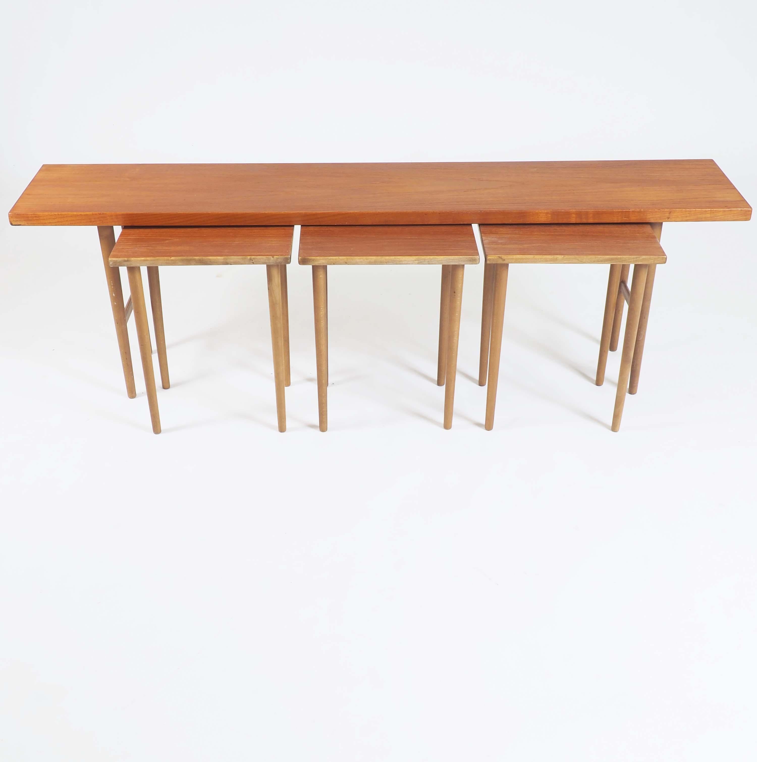 Ces tables gigognes ont été conçues par Kurt Østervig en 1956 et produites par Jason Møbler à Ringsted, au Danemark. Le modèle s'appelle le modèle 200 et il est fabriqué en teck avec des pieds en bois de hêtre.
Ils peuvent être utilisés de