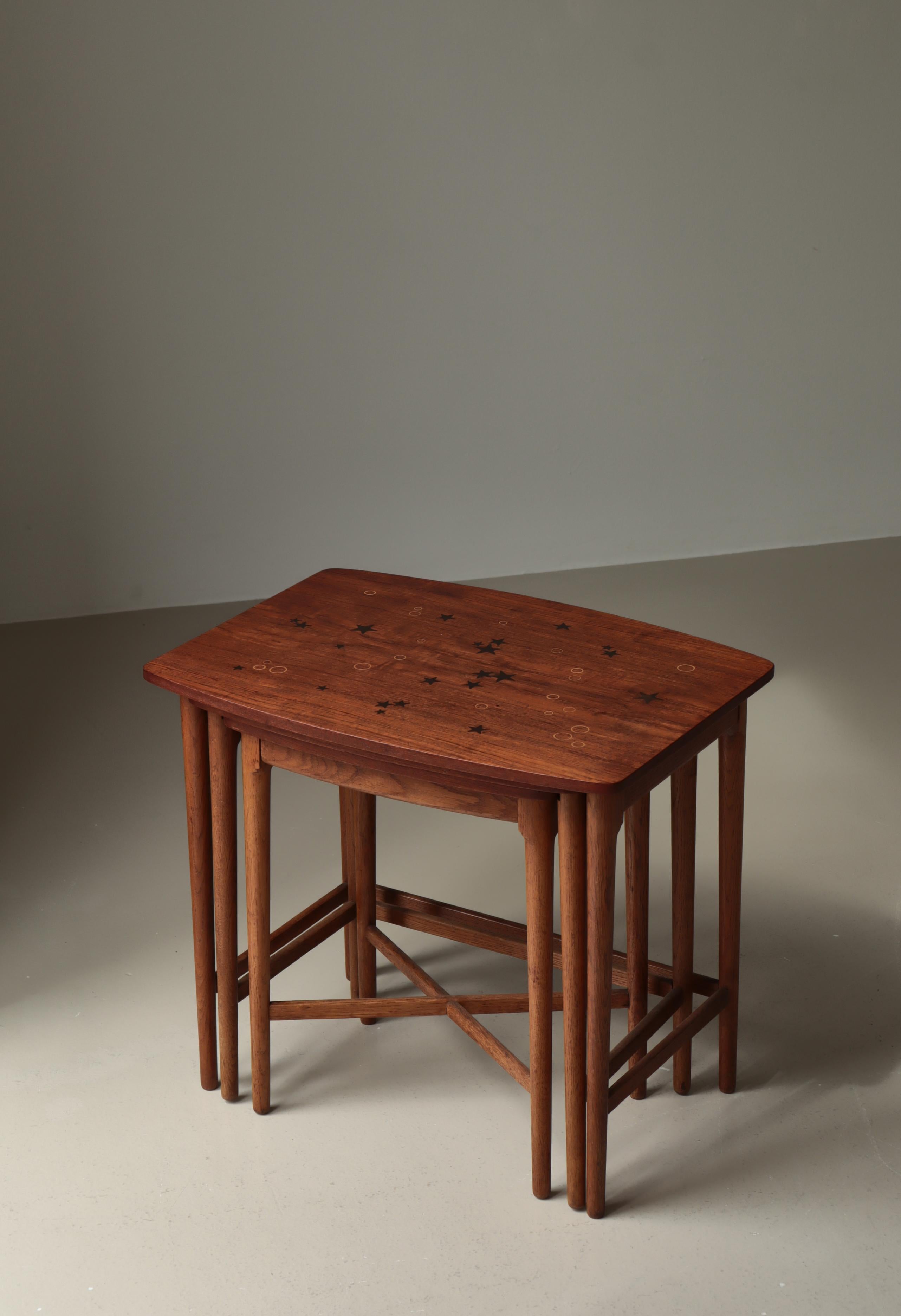 Nisttische aus Teak, Eiche und Intarsien von Svend Aage Madsen, Dänemark, 1950er Jahre (Skandinavische Moderne) im Angebot