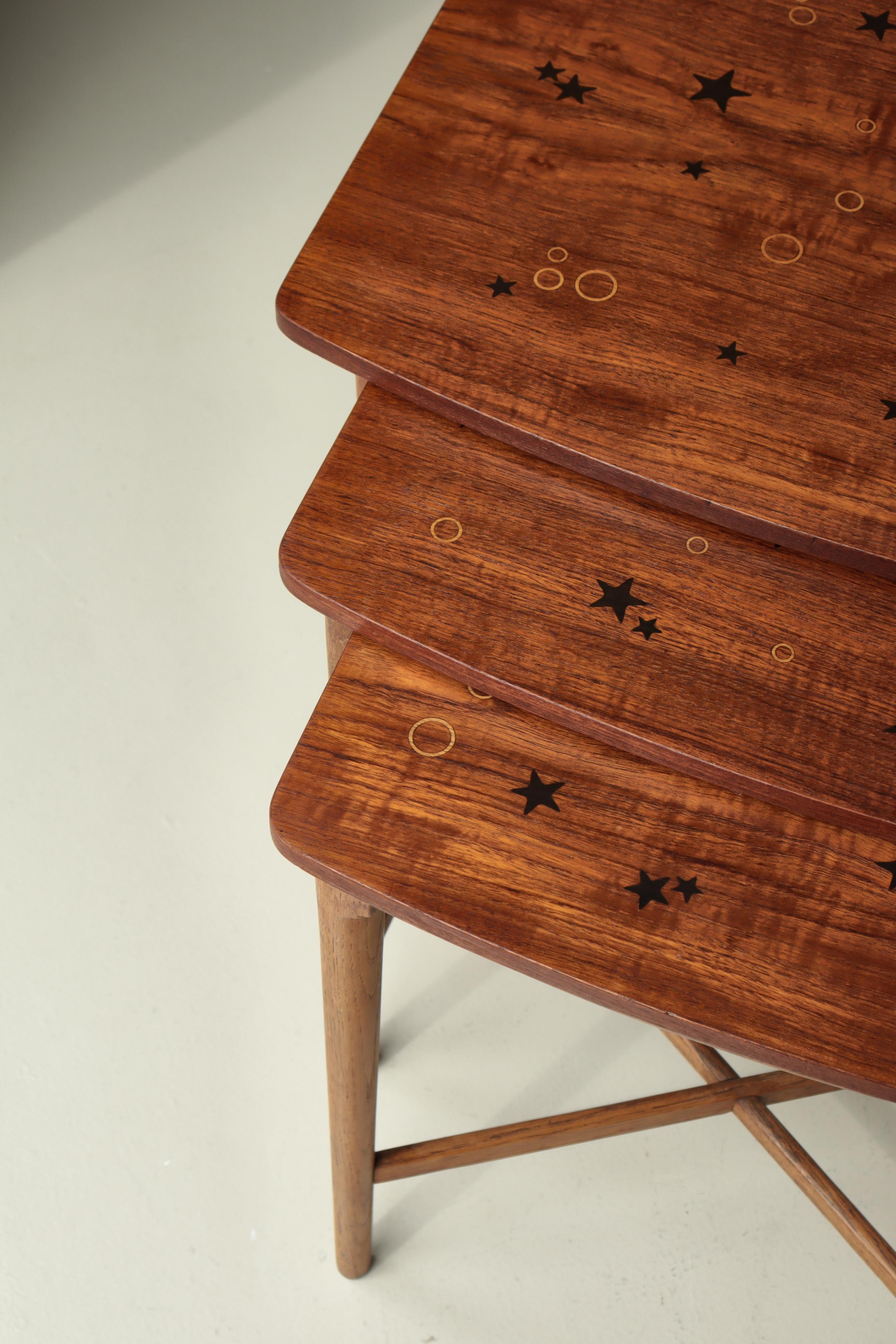 Nisttische aus Teak, Eiche und Intarsien von Svend Aage Madsen, Dänemark, 1950er Jahre (Dänisch) im Angebot