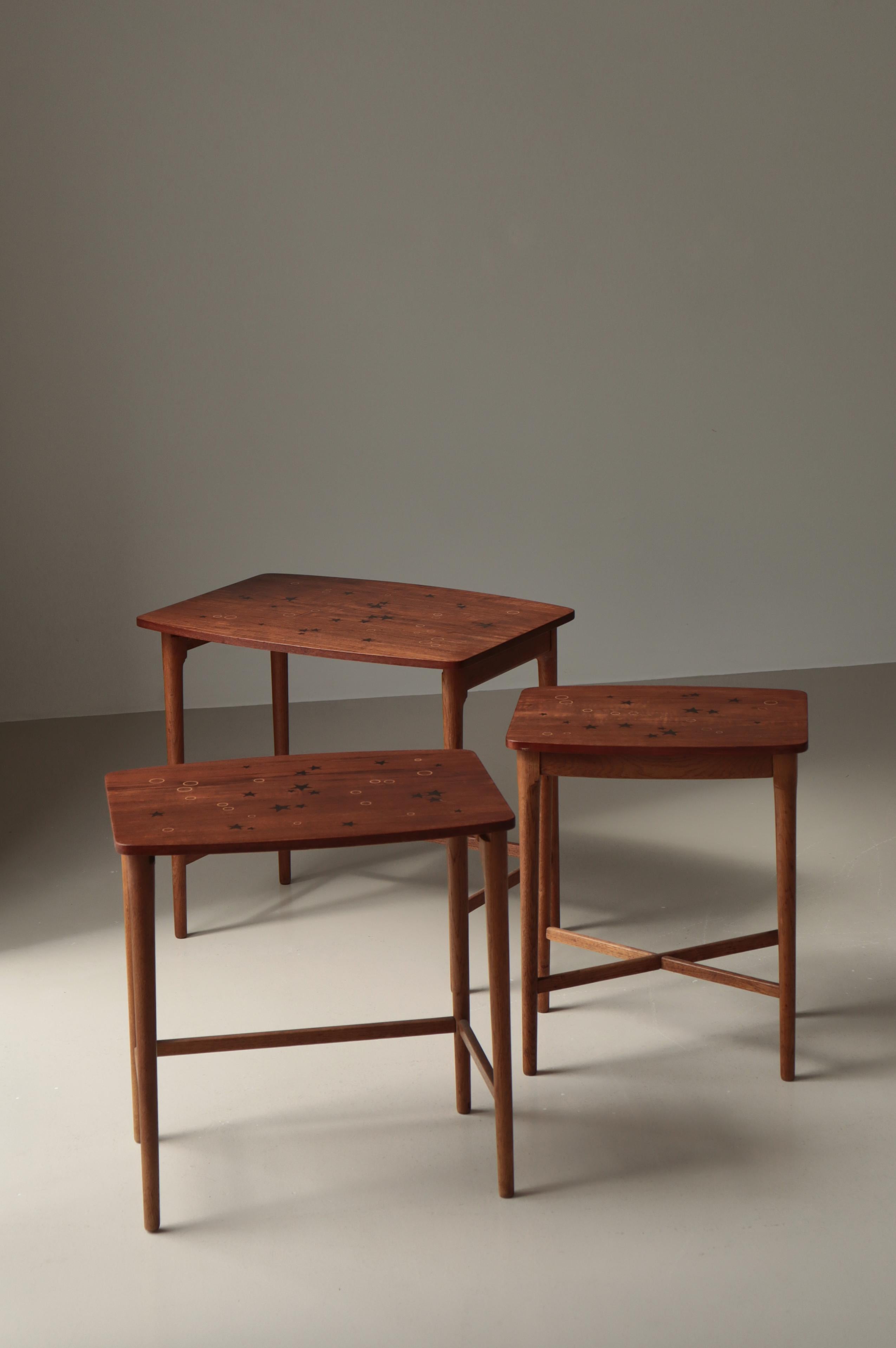 Nisttische aus Teak, Eiche und Intarsien von Svend Aage Madsen, Dänemark, 1950er Jahre (Mitte des 20. Jahrhunderts) im Angebot