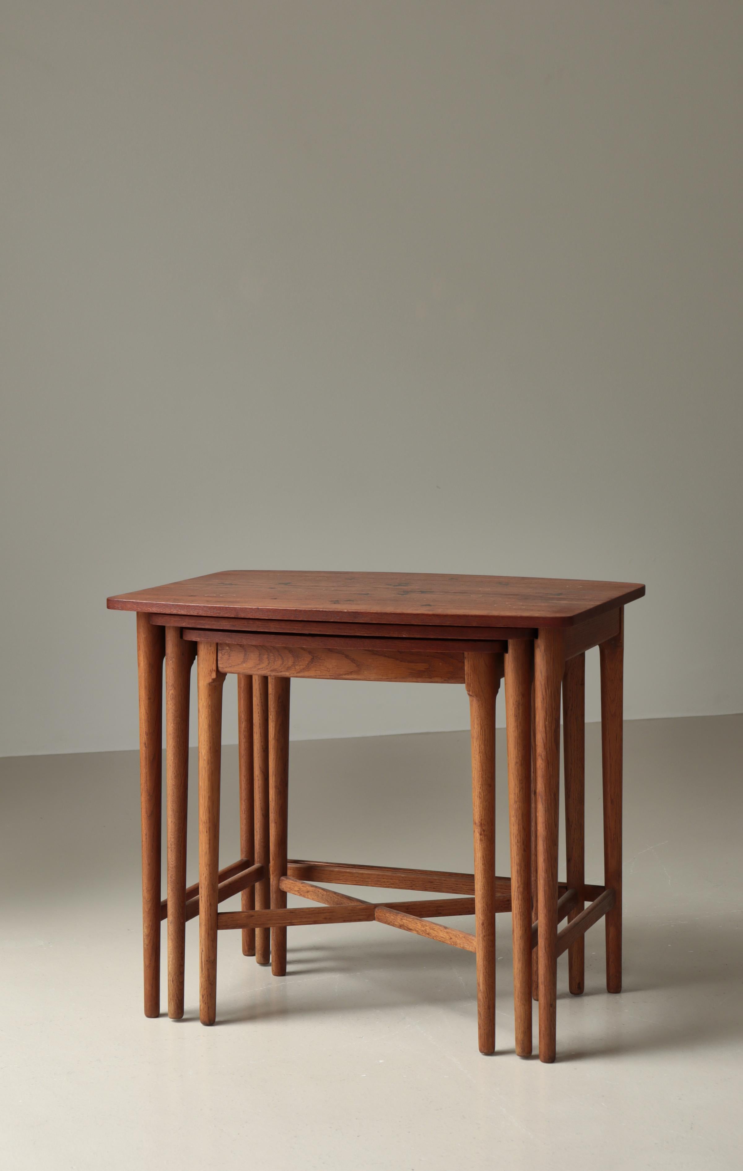 Nisttische aus Teak, Eiche und Intarsien von Svend Aage Madsen, Dänemark, 1950er Jahre im Angebot 1