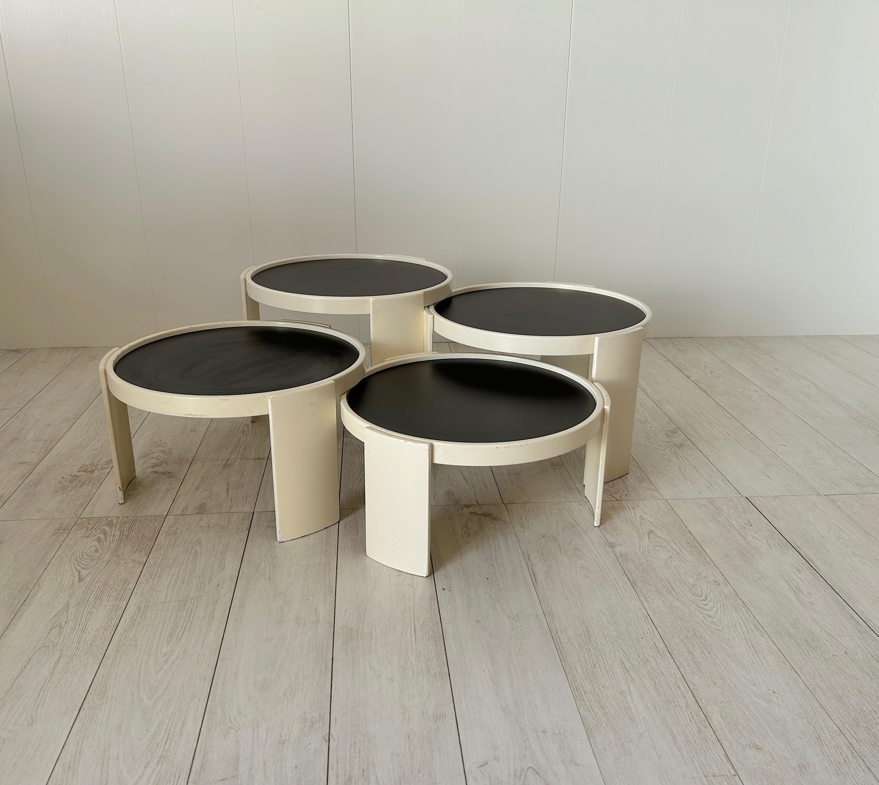 Very rare set of four low tables round-shaped, model 780/783 with a white lacquered wooden frame with a reversible top in black and white plastic laminate, designed by Gianfranco Frattini and manufactured by Cassina in 1960s. 

Original lacquered.