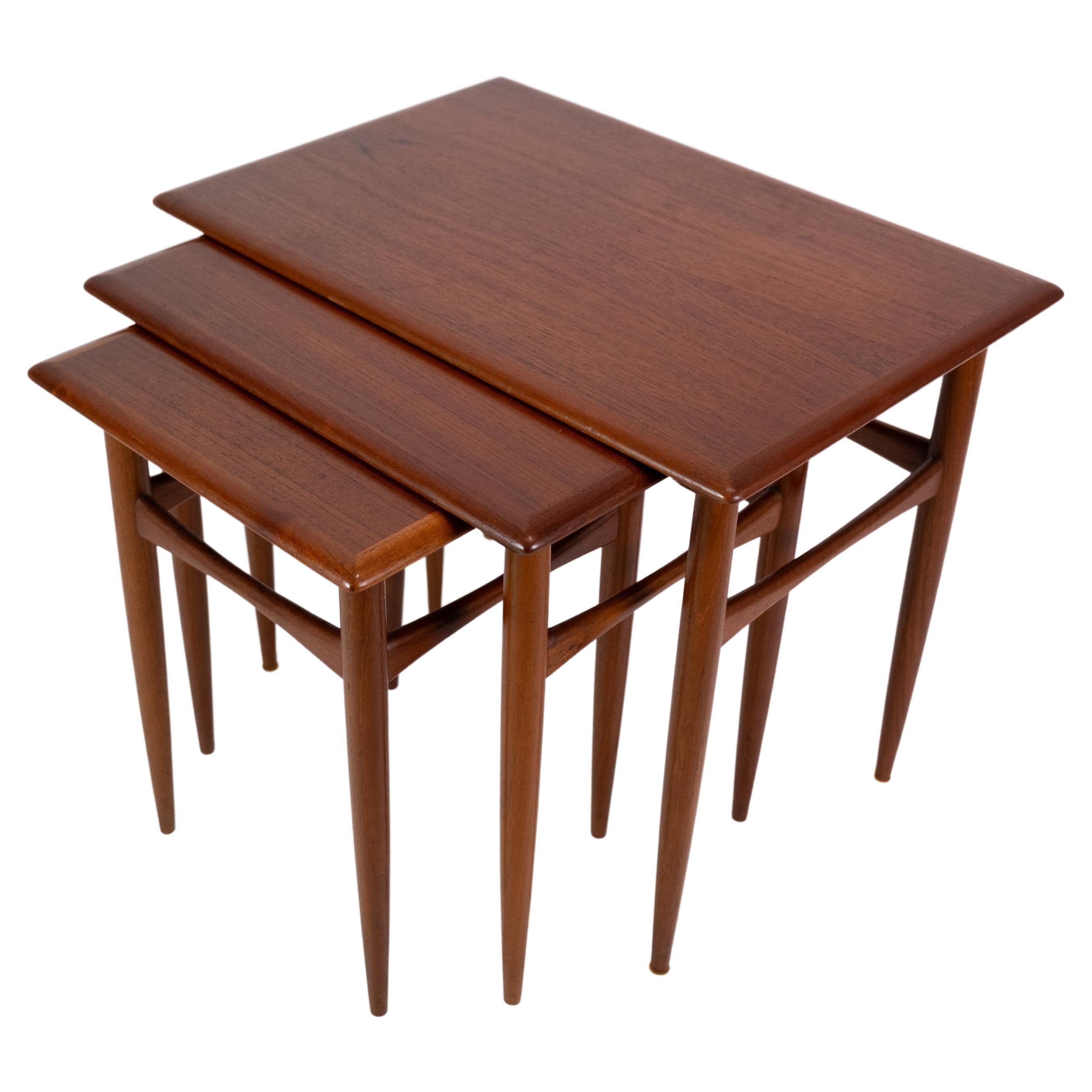 Tables gigognes / tables empilables danoises en bois de teck des années 1960 