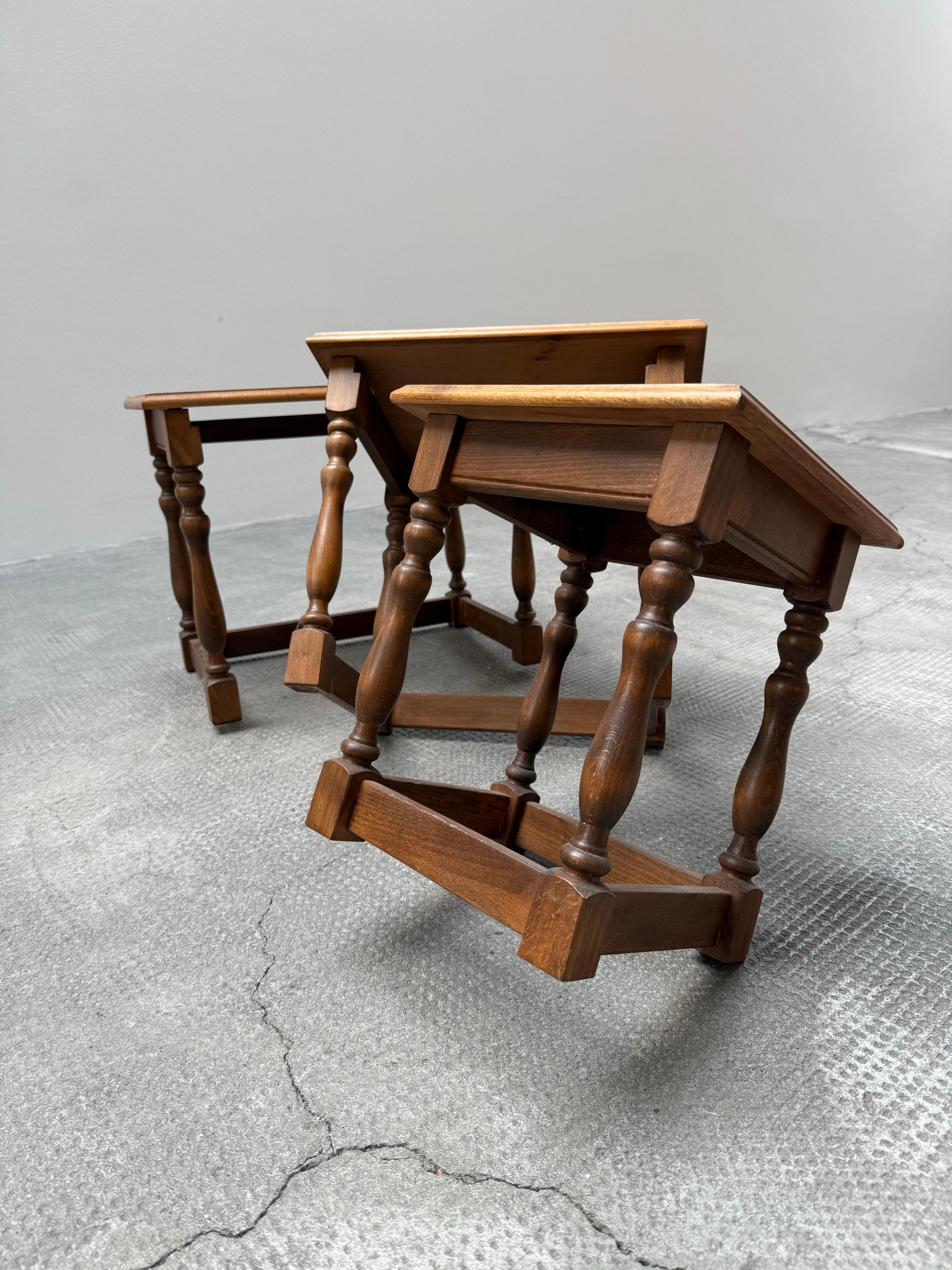 Wunderschönes Set aus 3 Stapeltischchen aus Nussbaum seidenmatt mit gedrechselten Füßen, Deutschland 1950er Jahre.


Land: Deutschland
Jahr: 1950er
MATERIAL: Nussbaum

Tisch groß:
Lange: 50cm Breite: 33cm
Höhe: 39,5cm

Tisch mittel:
Länge: