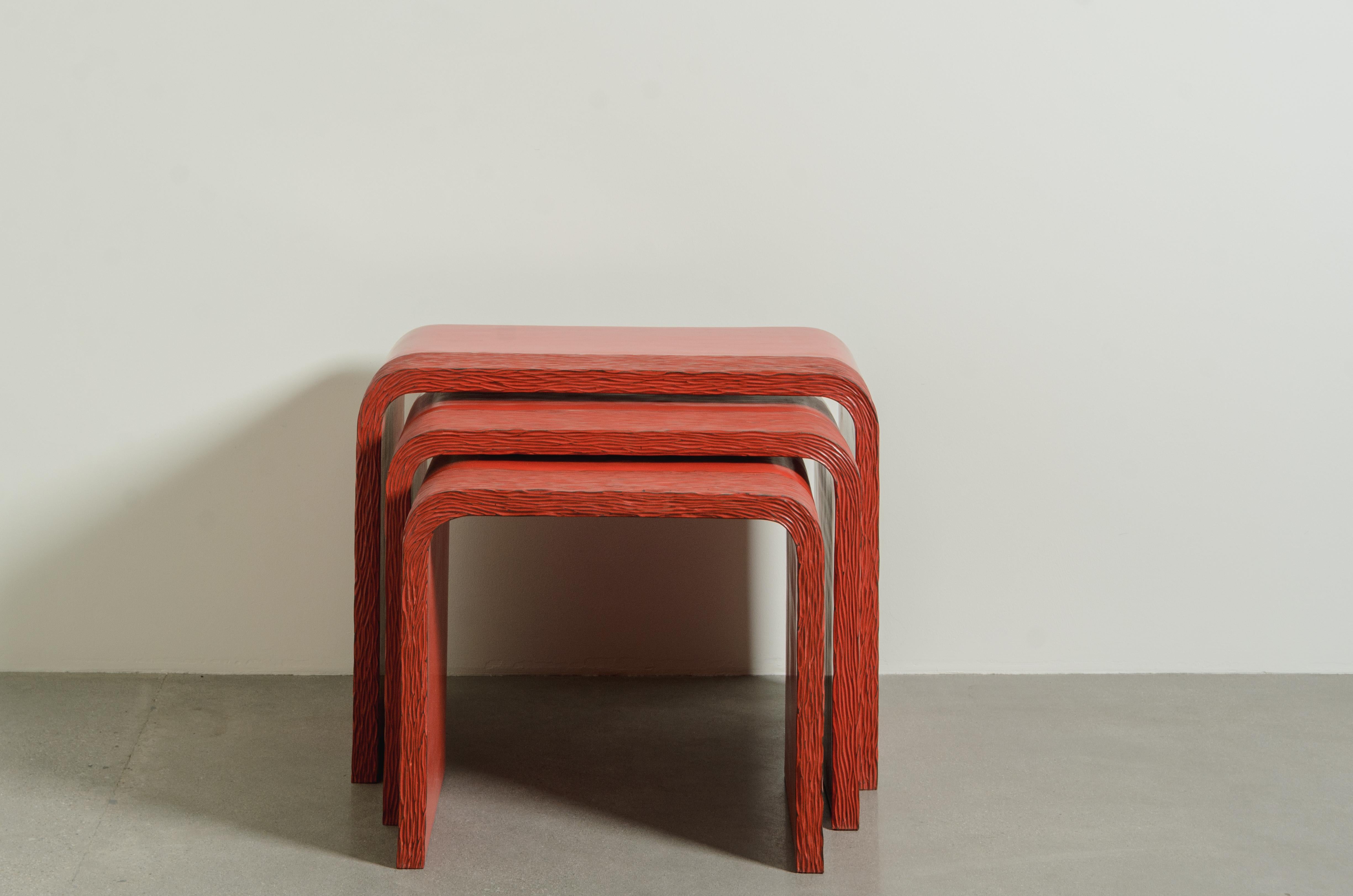 Moderne Tables gigognes avec am designs/One en laque rouge (ensemble de 2) par Robert Kuo en vente