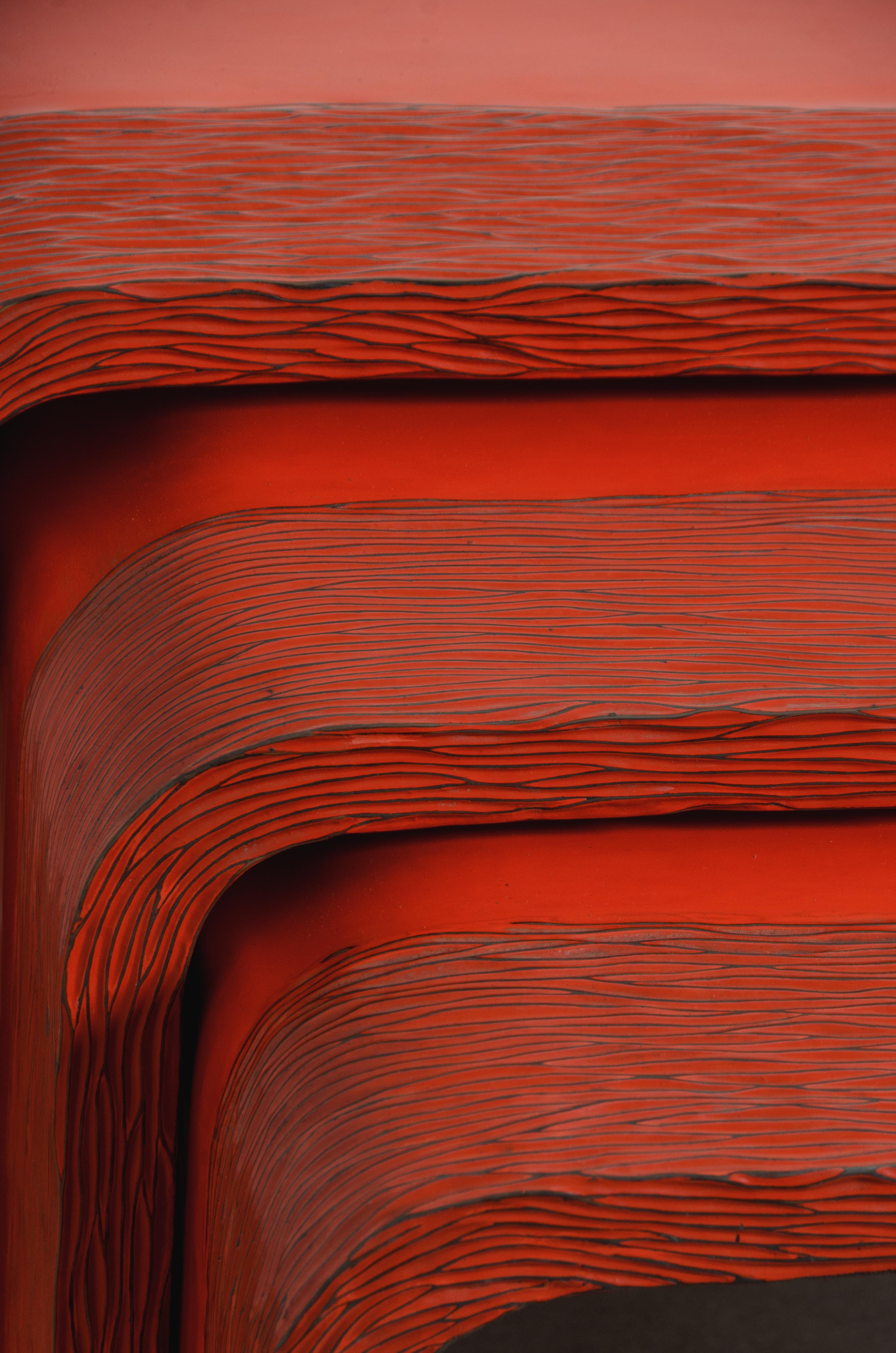 Repoussé Tables gigognes avec am designs/One en laque rouge (ensemble de 2) par Robert Kuo en vente