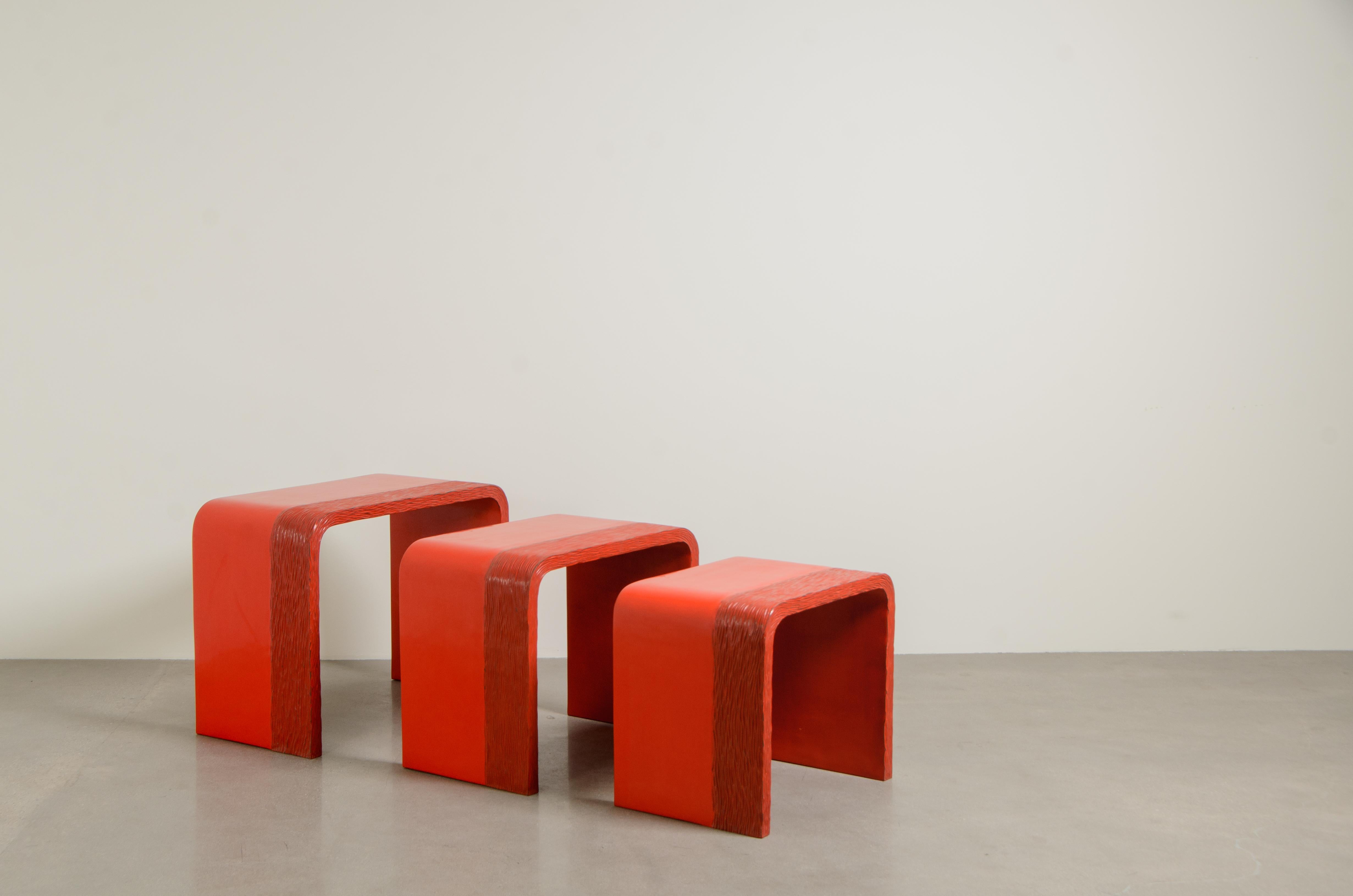 Tables gigognes avec am designs/One en laque rouge (ensemble de 2) par Robert Kuo Neuf - En vente à Los Angeles, CA