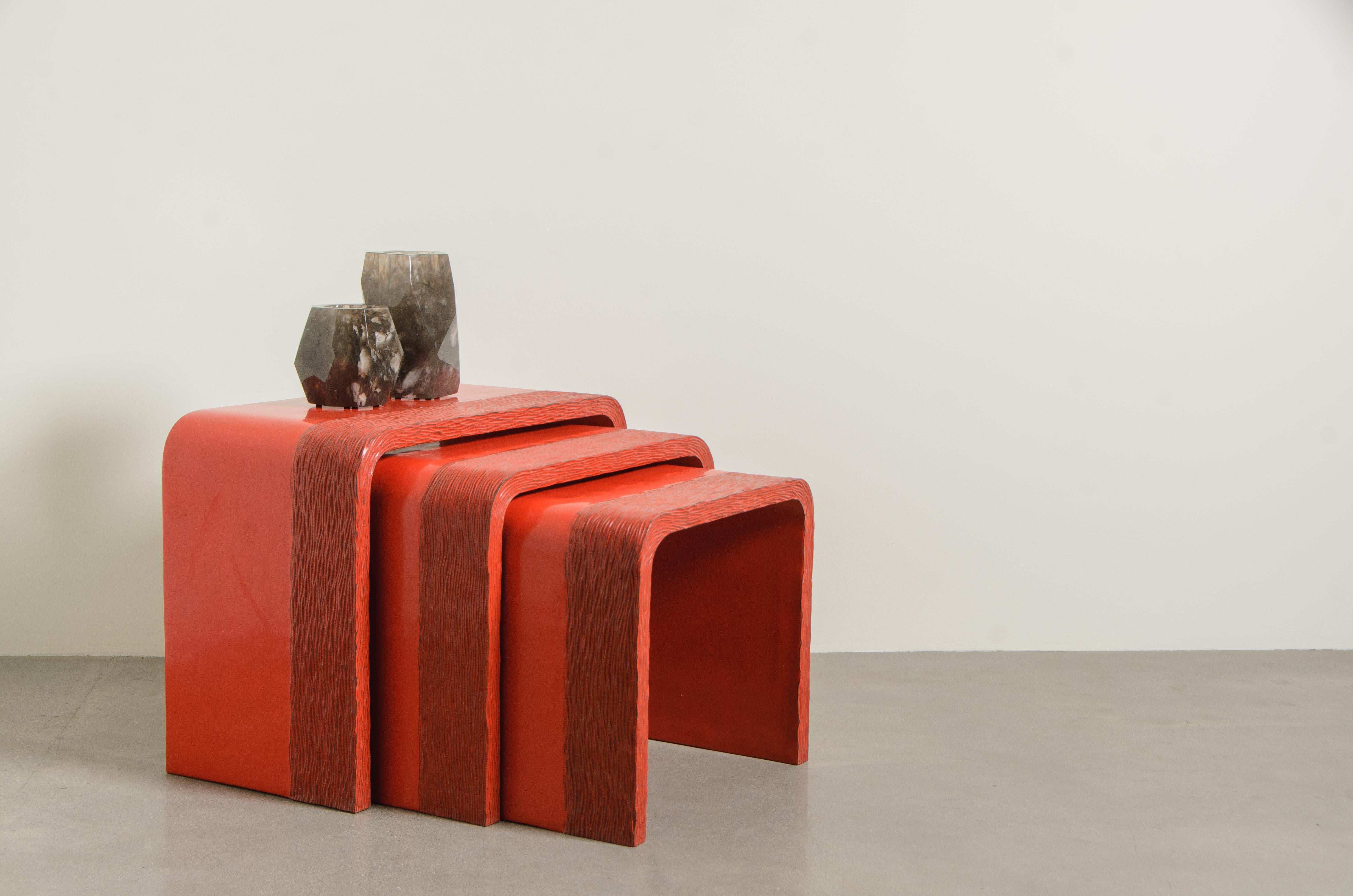 XXIe siècle et contemporain Tables gigognes avec am designs/One en laque rouge (ensemble de 2) par Robert Kuo en vente