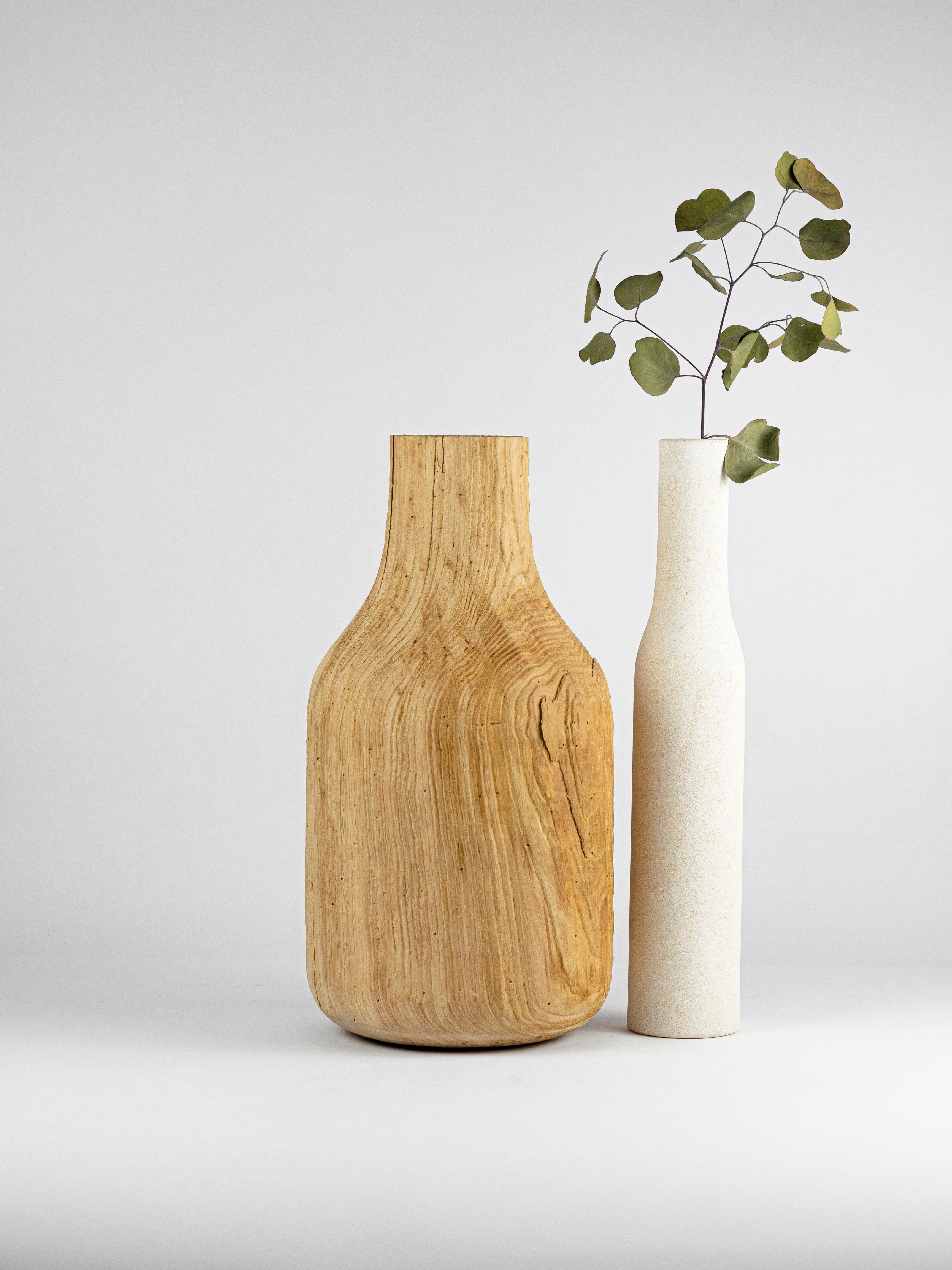 Eine Sammlung von Vasen in Vicentina Stein und Holz aus Nussbaum, Buche, Erle und Kastanie, die aus dem Thema der 