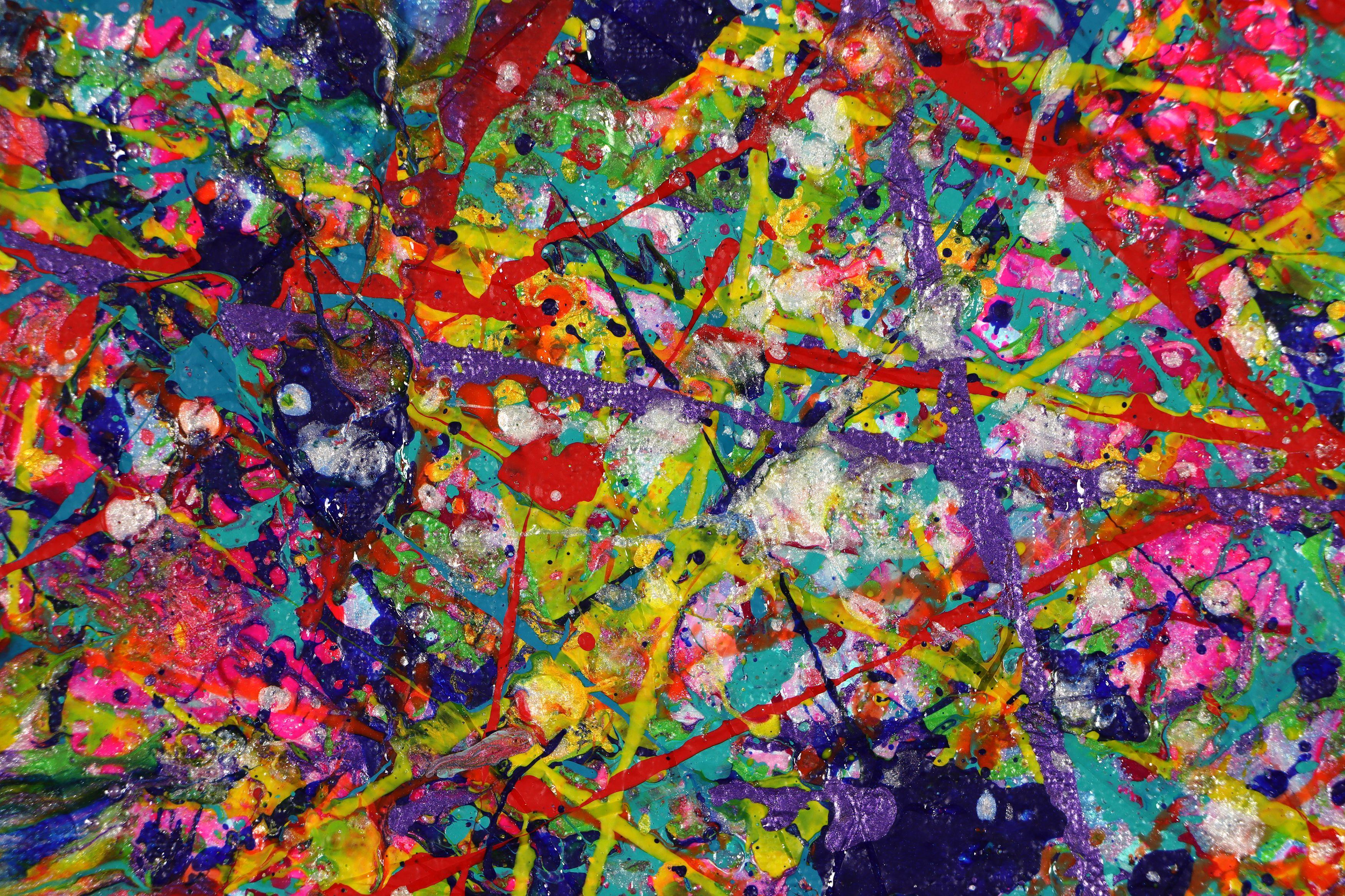 Leidenschaftliche abstrakt-expressionistische Aktionsmalerei in Mischtechnik, inspiriert vom Stadtleben. Farbschichten, Violett, schillerndes Violett, Preußischblau, Blau, Rosa, Leuchtpink, Gelb, Orange, Petrol, Rot und Silber. Großes