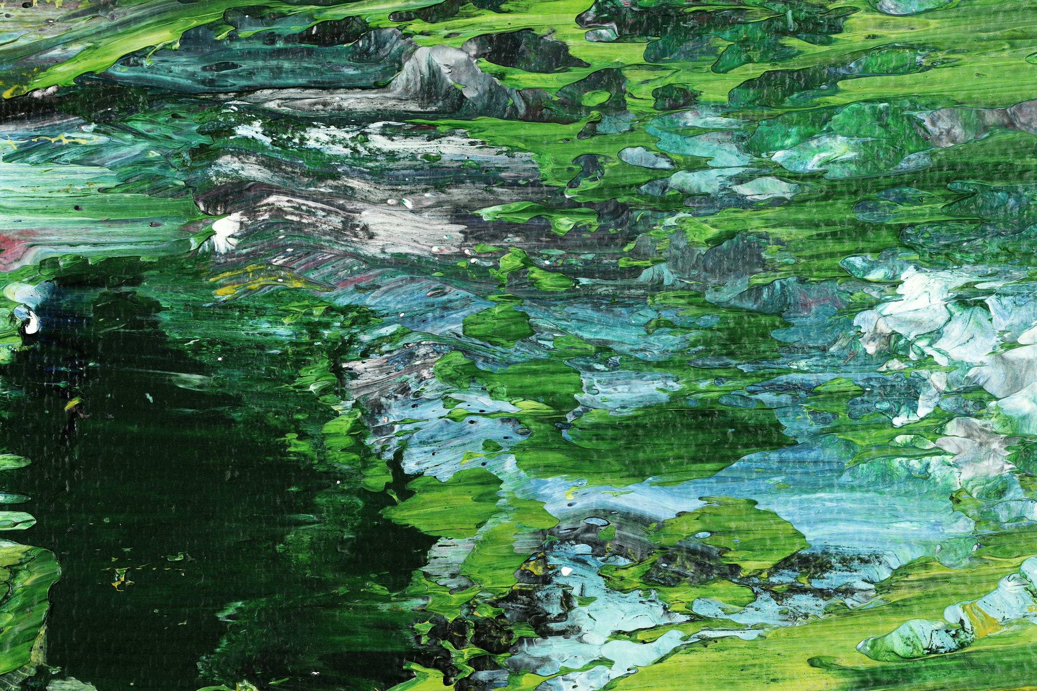 Ispirato alla pittura di paesaggi naturali con colori terrosi, contrasti e dettagli. Strati di verde, blu, turchese, rosso e giallo.    Quest'opera d'arte è lucida con dettagli a spatola. Astratto minimalista, cangiante e d'impatto. Firmato davanti.