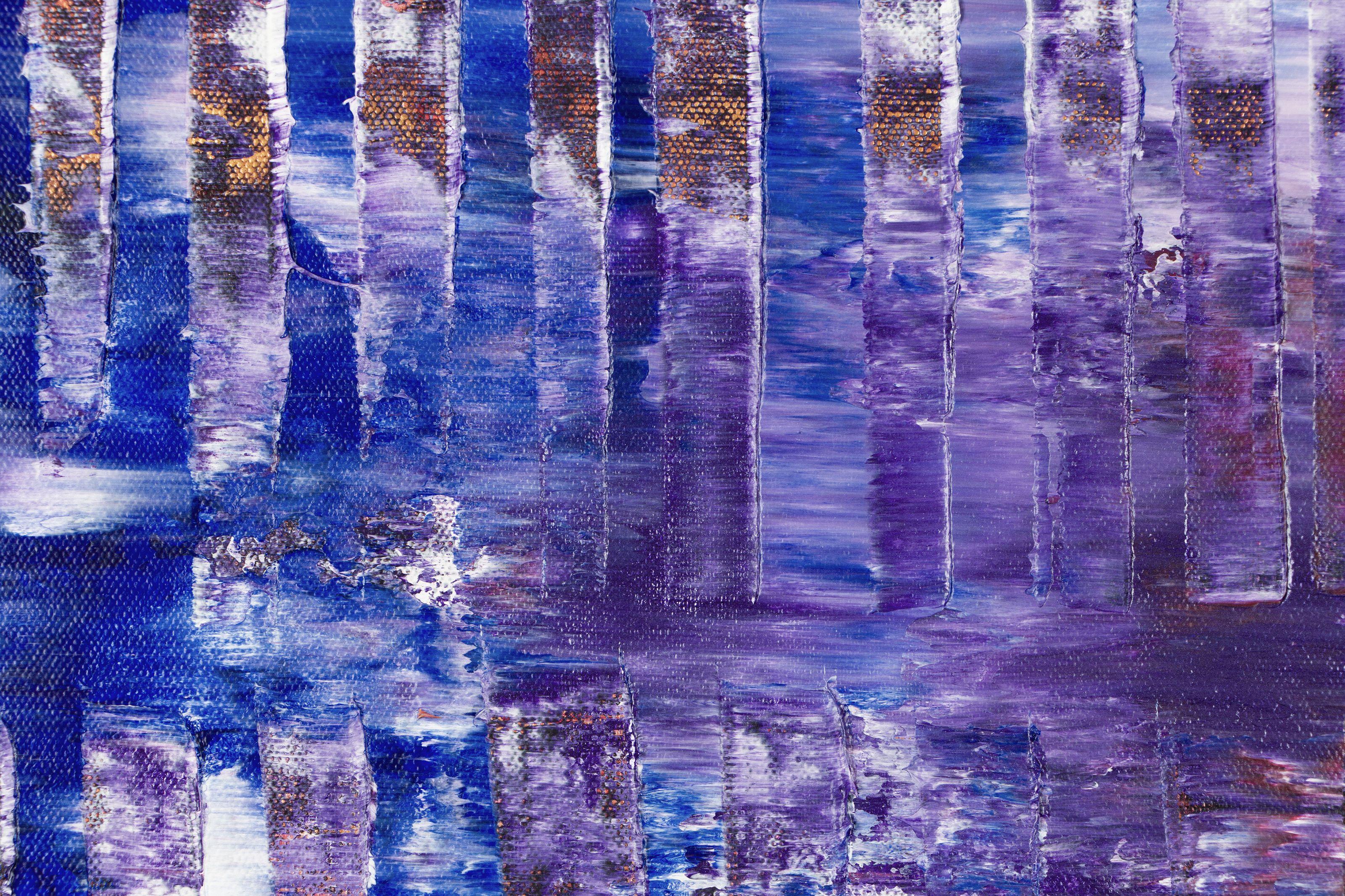 Pittura: Acrilico su tela.    Un astratto vibrante e terroso realizzato con spatole e colori iridescenti. Viola, cremisi, bianco, oro e blu. Quest'opera d'arte arriva in un tubo. dimensioni non incorniciate 30L x 36H in.    Finitura lucida, firmata