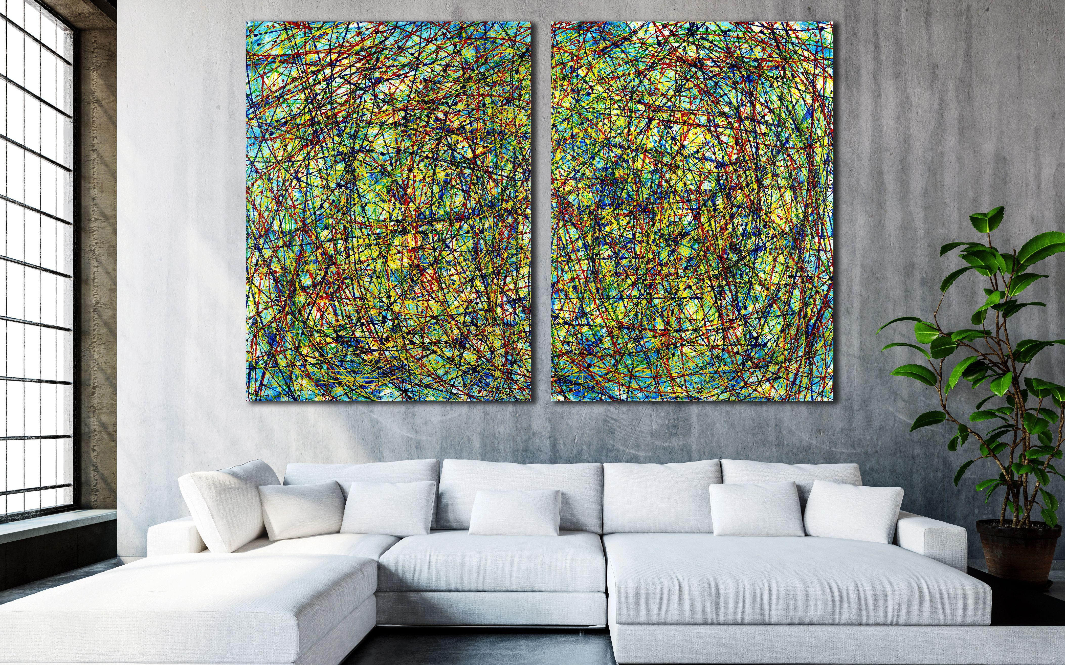 Peinture abstraite expressionniste avec des gouttes synchronisées de bleu marine, de jaune, de peinture transparente irisée, de vert, de rouge et de nombreuses irisations sur du bleu nacré. Complété par des gestes et de l'énergie. Peut être affichée