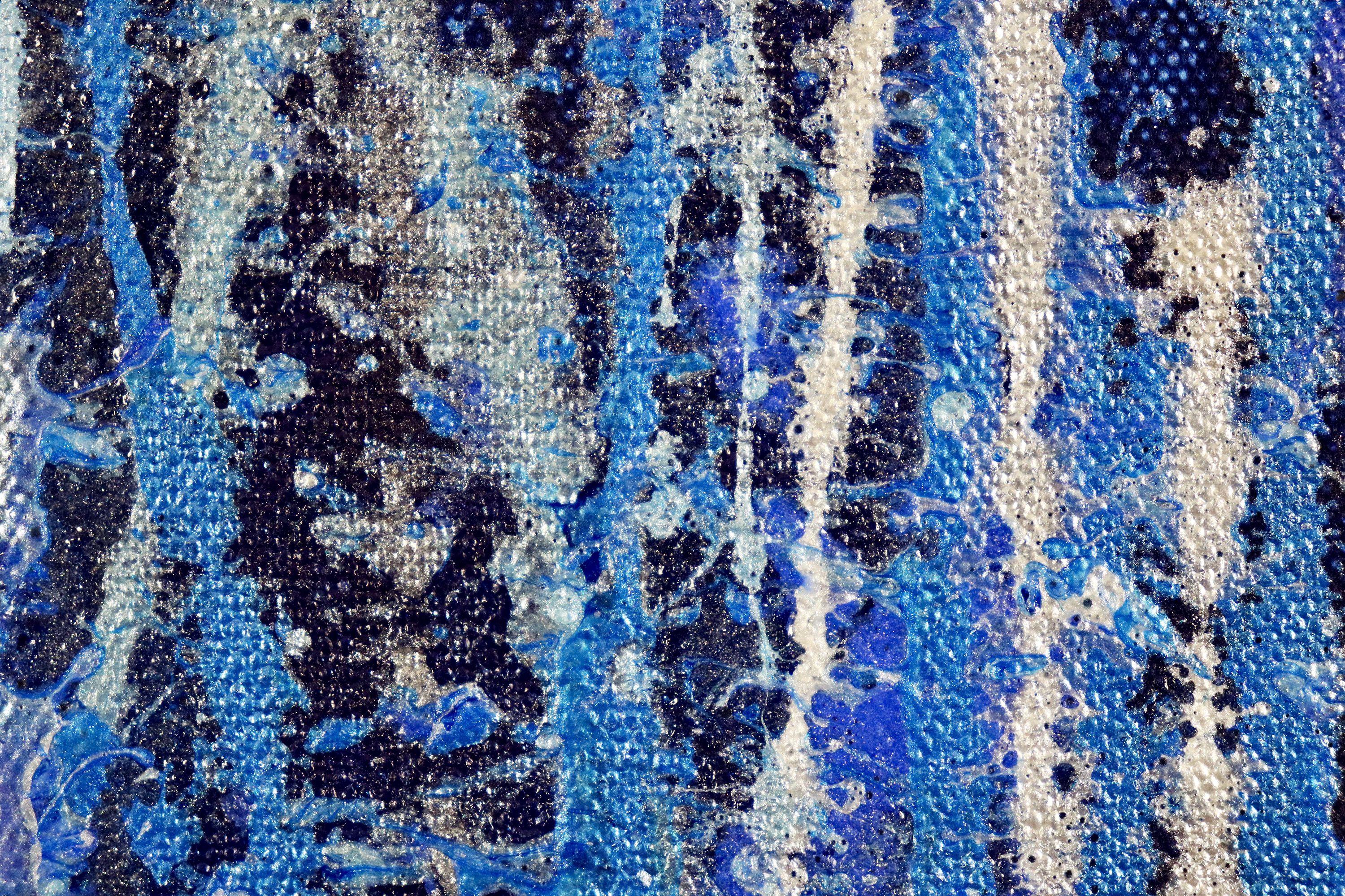 Vibrante sfondo blu scuro espressionista ispirato alla natura con esplosione di molte sfumature di blu e argento. Questa opera d'arte arriva in un tubo, firmata sul davanti.    Includo un certificato di autenticità che elenca i materiali e la data