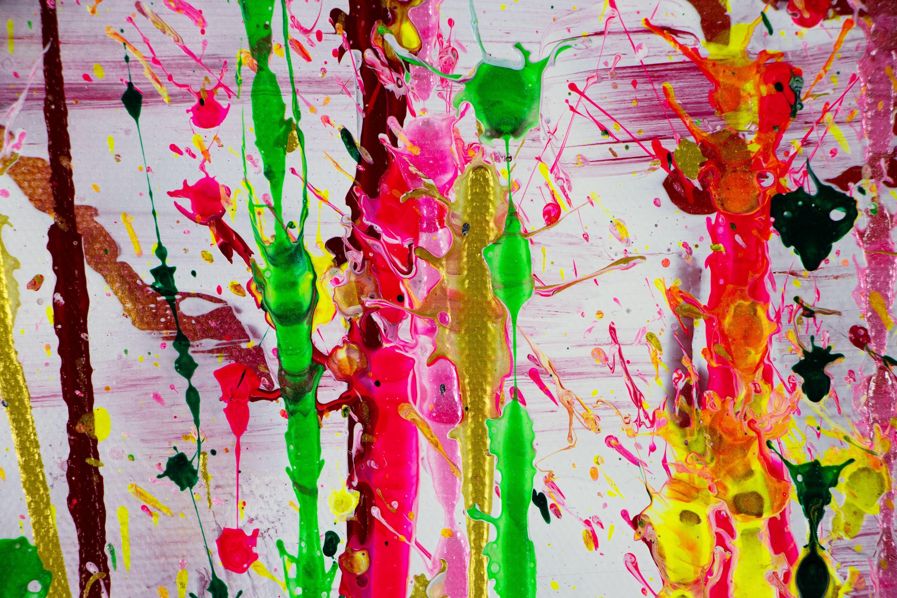 Pintura: Acrílico sobre lienzo.    Expresivo abstracto moderno, audaz lleno de vida, brillo y resplandor! inspirado en la naturaleza, muchos tonos y matices, amarillo, verde, rosa y dorado sobre audaz fondo rojo y blanco. firmado delante con tinta
