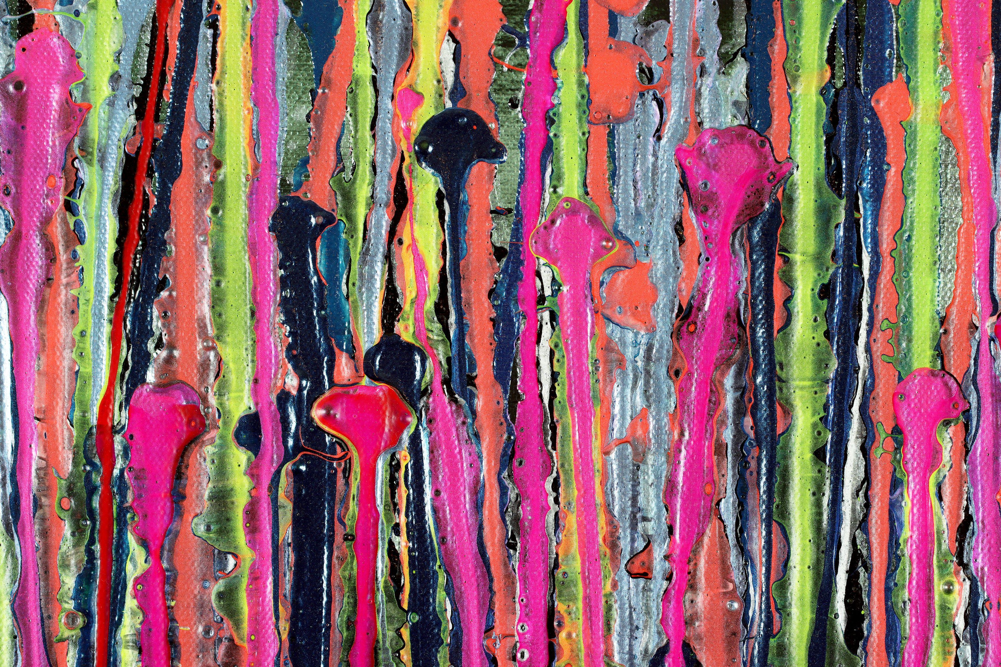 Un astratto moderno ed espressivo, pieno di vita, lucentezza e brillantezza, ispirato alla natura. Sfumature di verde cangiante, blu, giallo, rosa, dettagli arancioni su sfondo nero e verde cangiante. Firmato sul davanti con inchiostro dorato.   