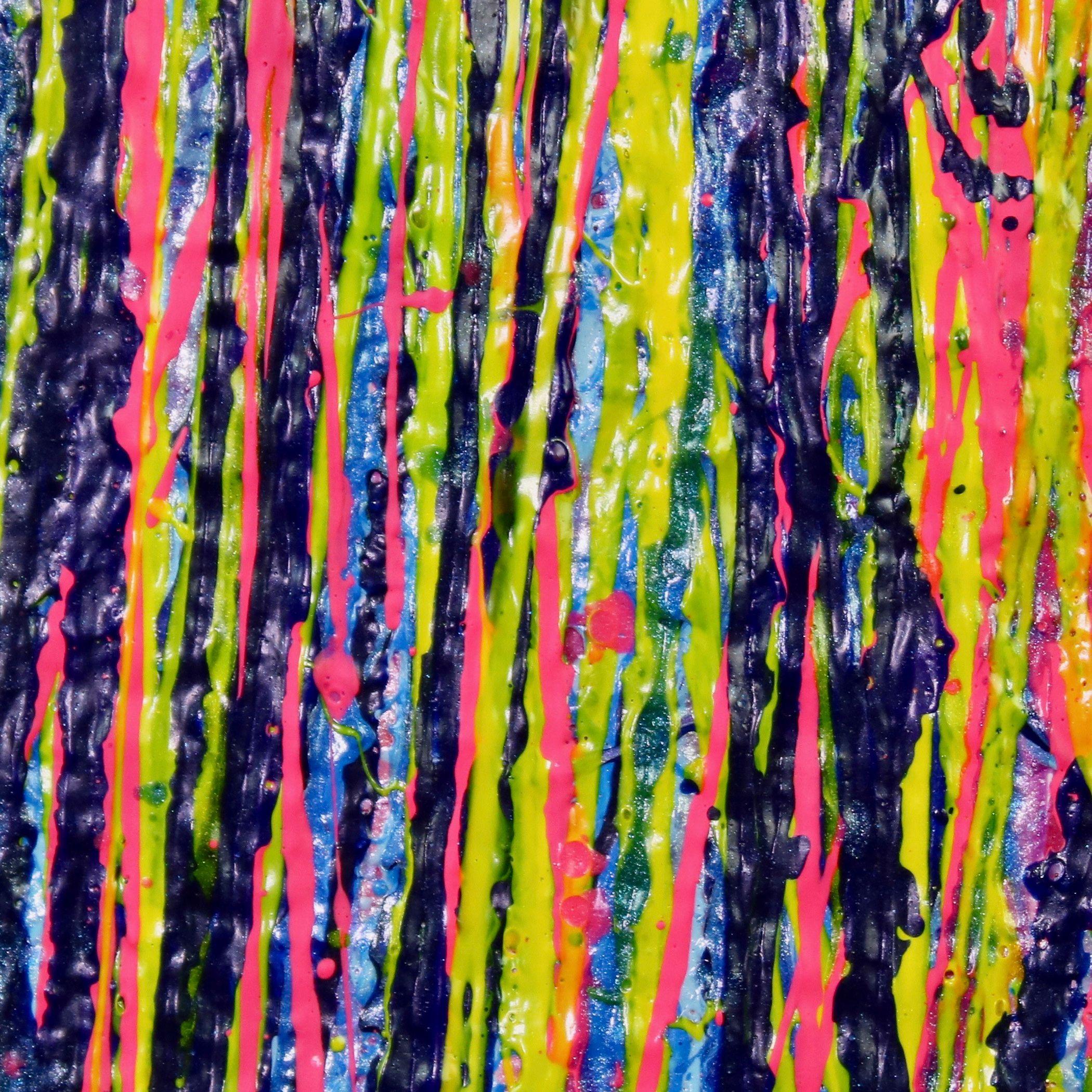 Eindrucksvolles abstraktes Kunstwerk, kühne Farbtropfen, die aus fluoreszierendem Rosa, Gelb, Marineblau, Hellblau und klarem Silber auf lavendelfarbenem Pflaumenhintergrund hervorquellen. Dieses Kunstwerk ist auf der Vorderseite signiert.    Ich
