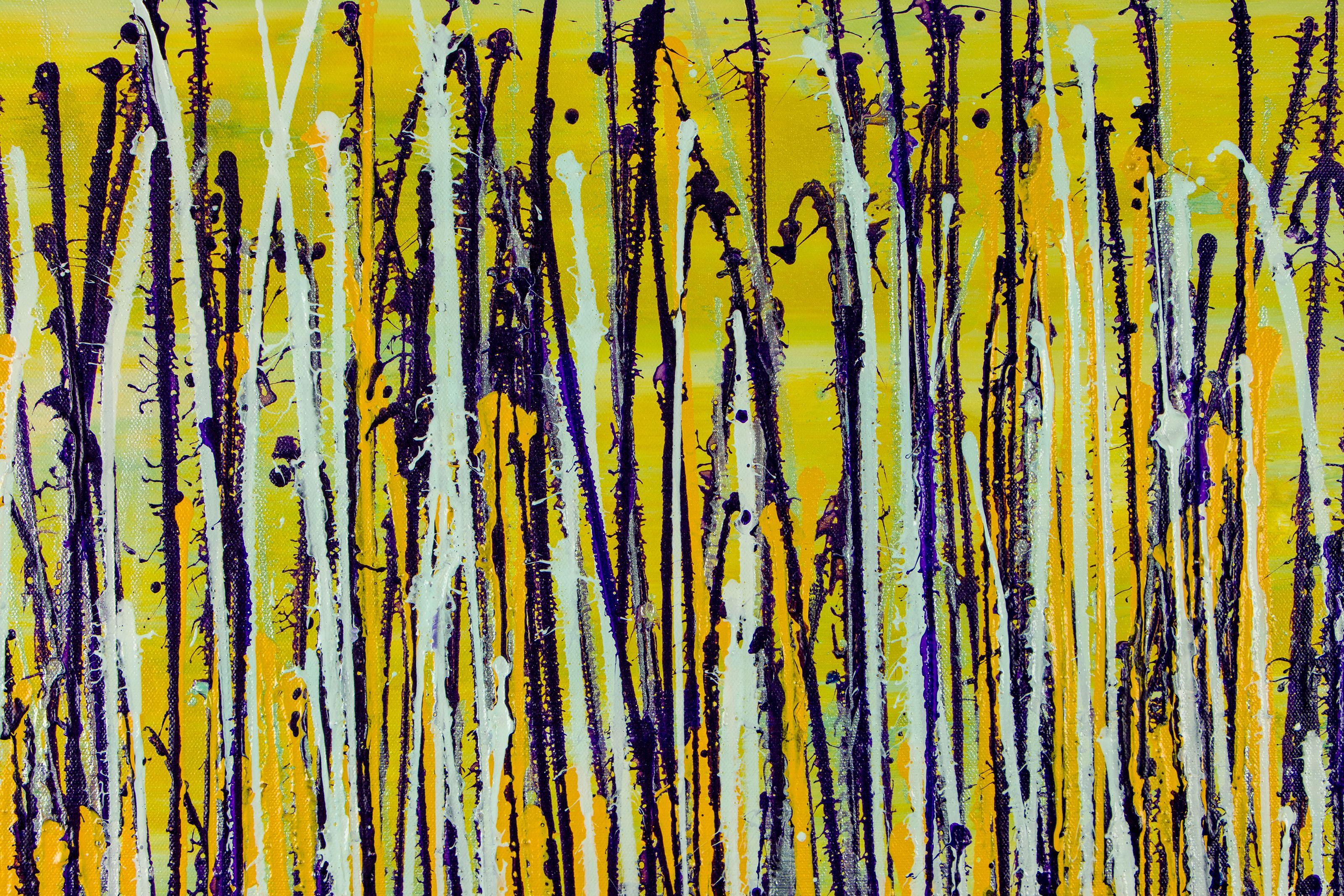 Peinture : Acrylique sur toile.    Abstrait moderne expressif, audacieux, plein de vie, de brillance et de scintillement ! inspiré par la nature, beaucoup de nuances et de teintes, jaune, violet, argent, jaune, blanc combinés avec des particules de