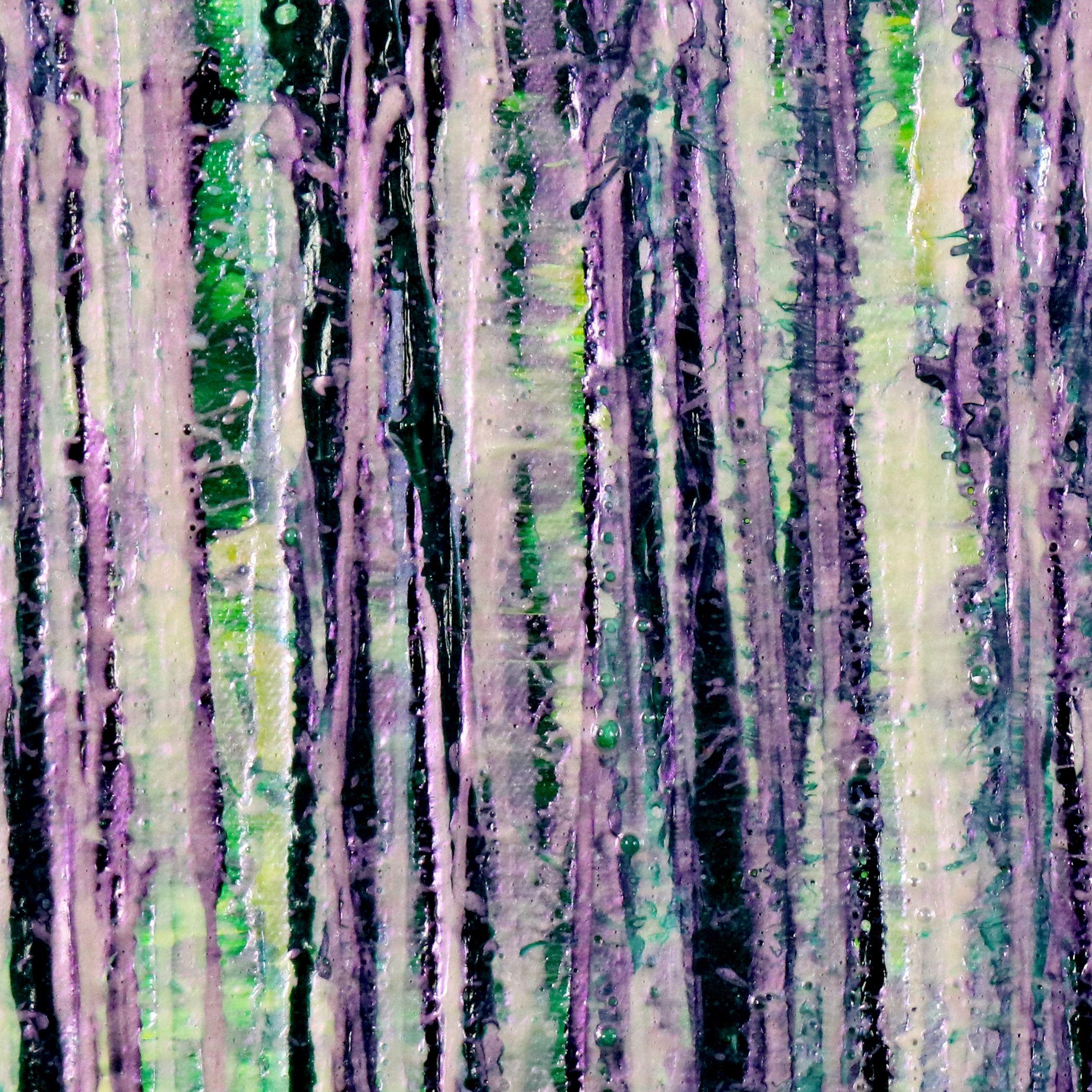Inspiriert von den leuchtenden Farben des Waldes. Diese expressionistische abstrakte verwendet viel Grün im Hintergrund mit grünem Nieselregen und mit einem Ausbruch von irisierenden klaren lila und blauen Glimmerpartikeln.  Vorne signiert.    Ich