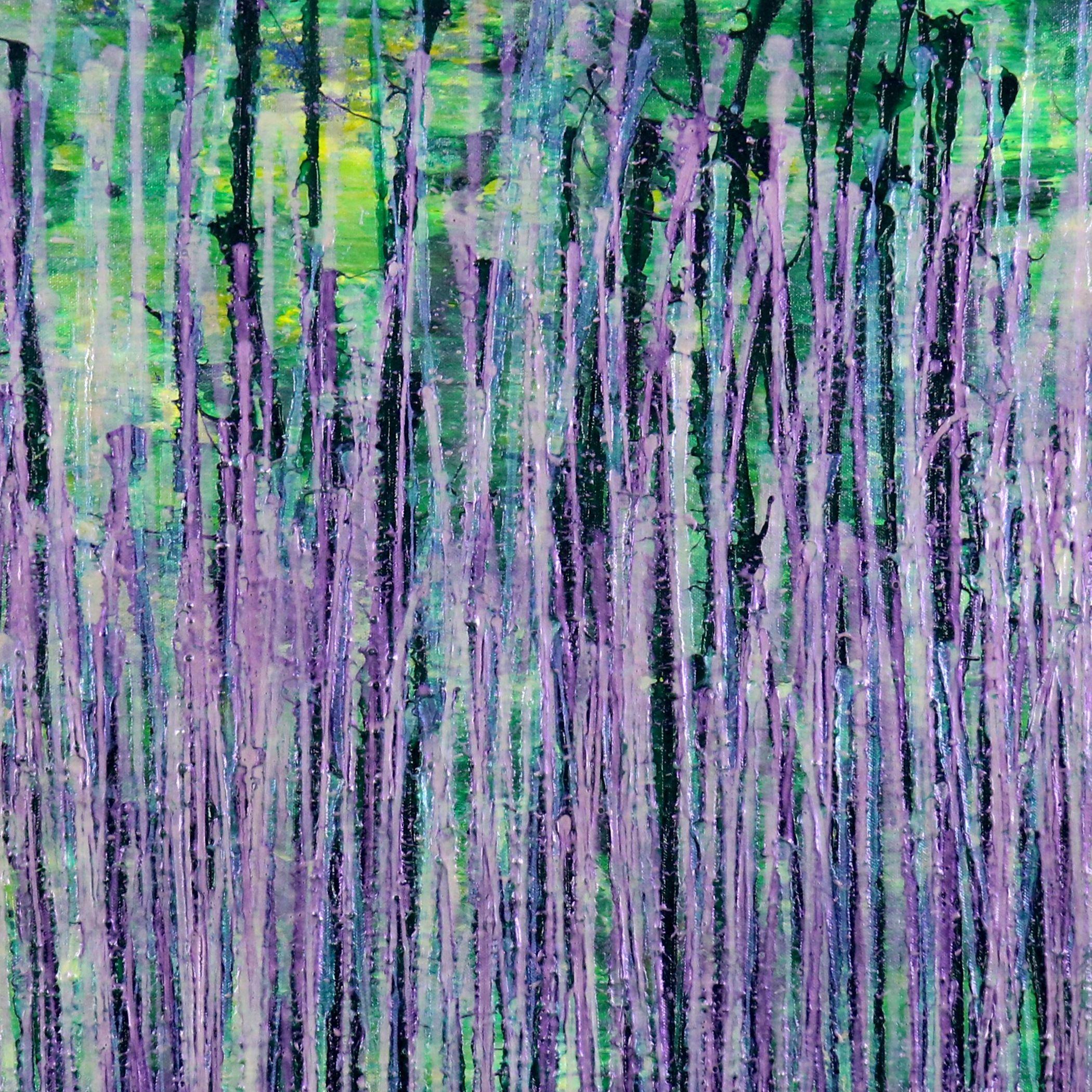 Inspiriert von den leuchtenden Farben des Waldes. Diese expressionistische abstrakte verwendet viel Grün im Hintergrund mit grünem Nieselregen und mit einem Ausbruch von irisierenden klaren lila und blauen Glimmerpartikeln. Vorne signiert.    Ich