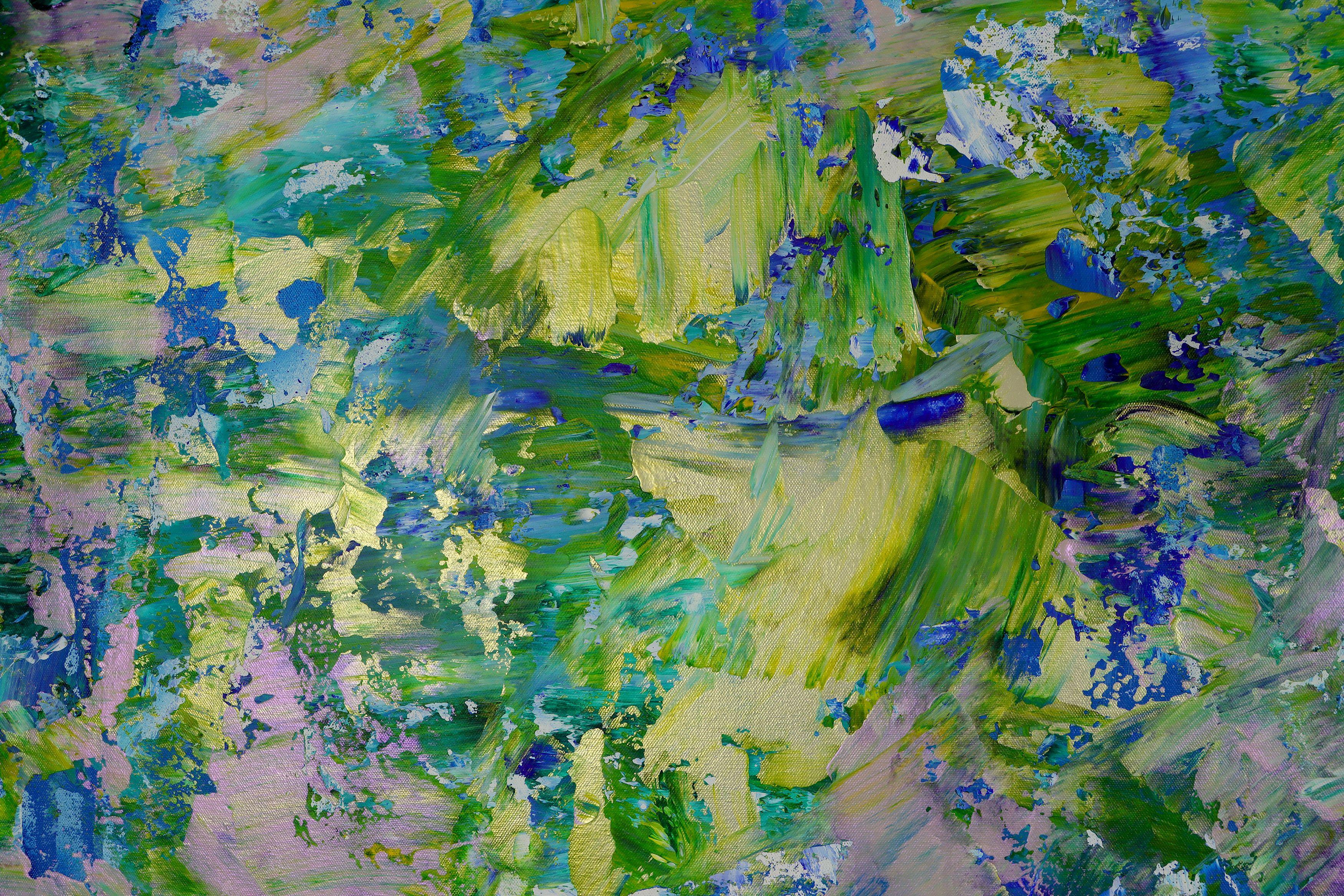 Pittura d'azione astratta in acrilico, gestuale e con grandi pennellate di colore, con diverse sfumature di verde, oro e viola in colori cangianti. Lavorare con la spatola, pennellate e pennellate. Il cartello si trova davanti e può essere