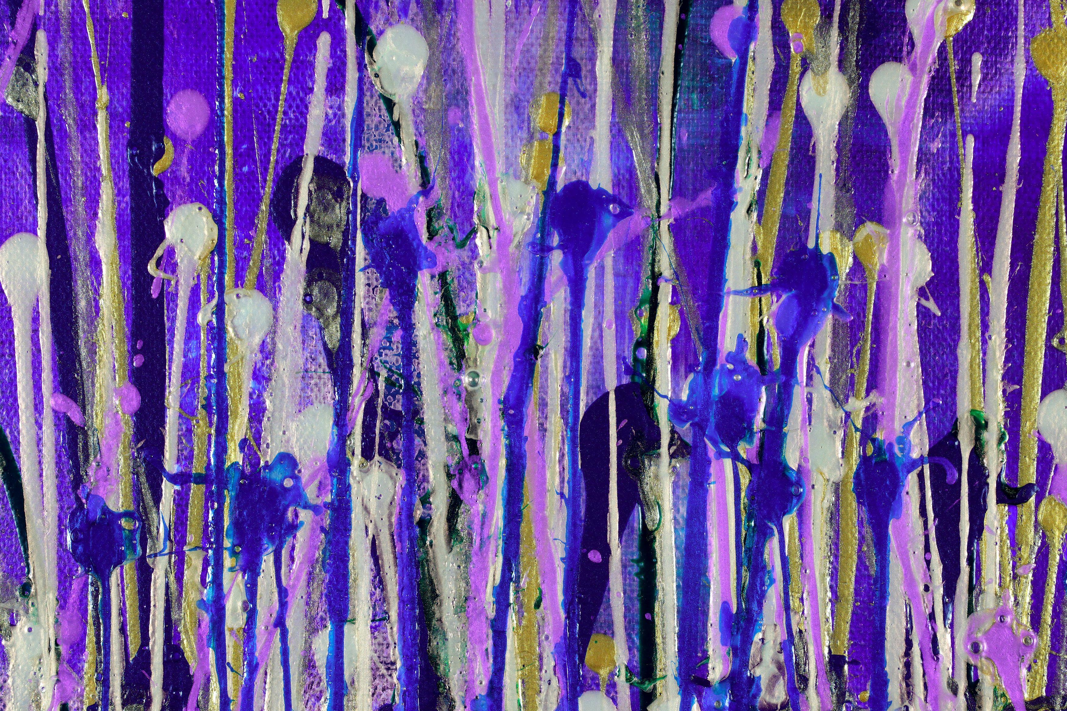 Synergie violette rayonnante, peinture, acrylique sur toile - Violet Abstract Painting par Nestor Toro