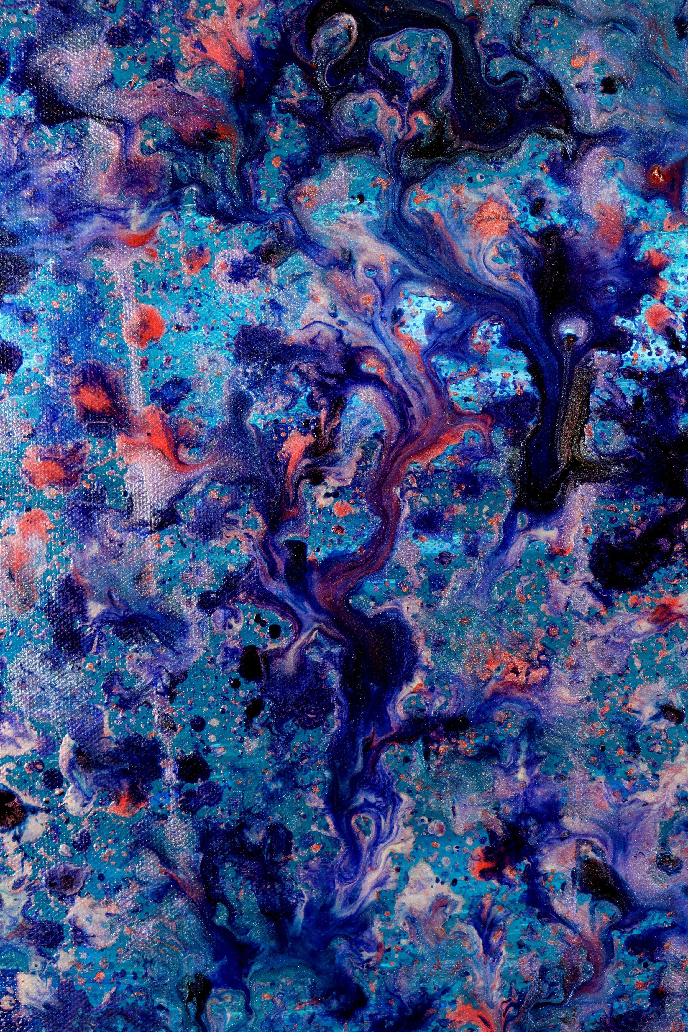 Peinture abstraite expressionniste passionnée inspirée de Pollock. Couches de peinture, violet, violet irisé, bleu de Prusse et argent. Grande œuvre d'art. Signé au recto de la deuxième toile.    Cette œuvre d'art est en toile à bords profonds.   