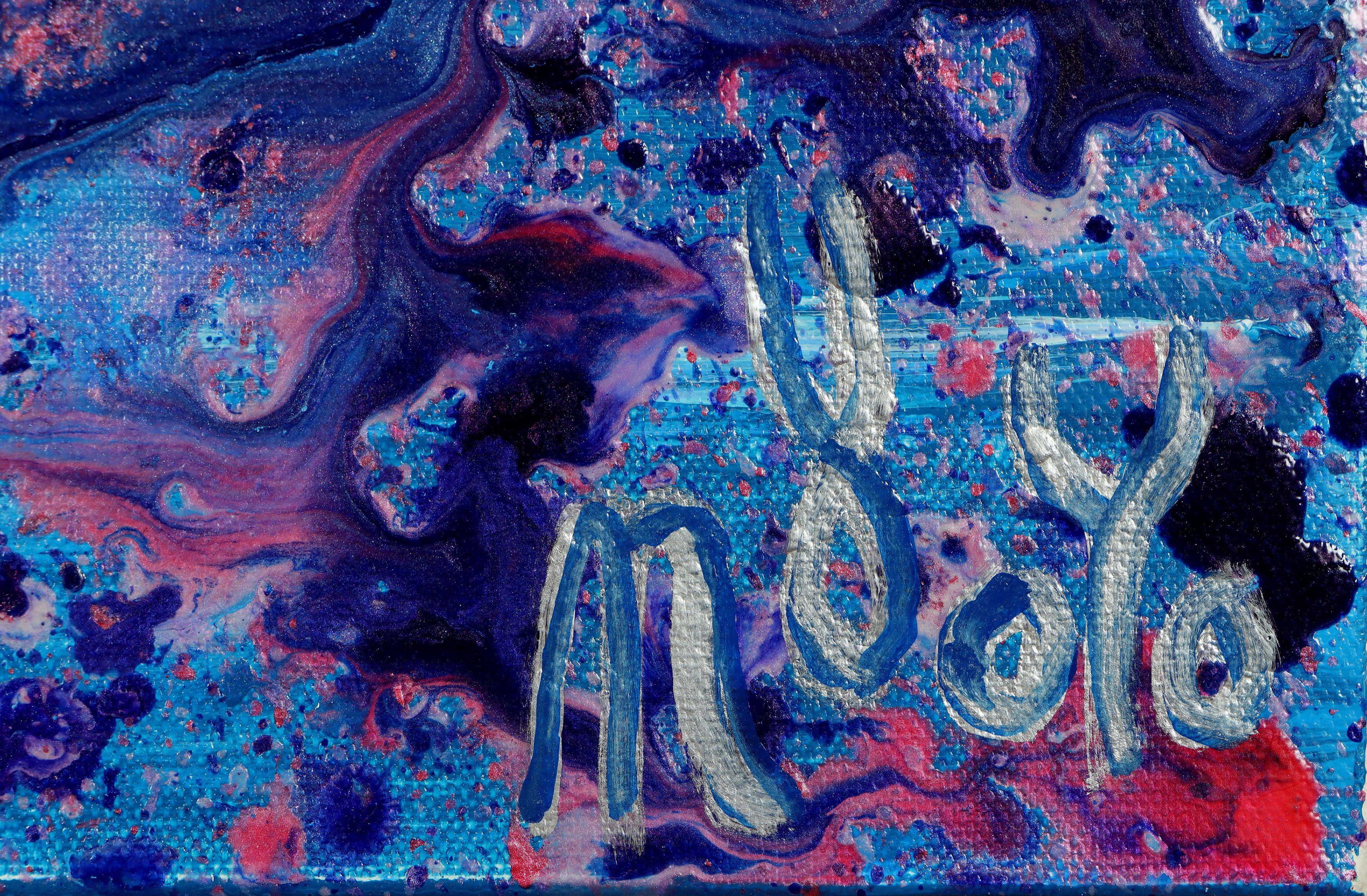 Peinture abstraite expressionniste passionnée inspirée de Pollock. Couches de peinture, violet, violet irisé, bleu de Prusse et argent. Grande œuvre d'art. Signé au recto de la deuxième toile.    Cette œuvre d'art est en toile à bords profonds.   