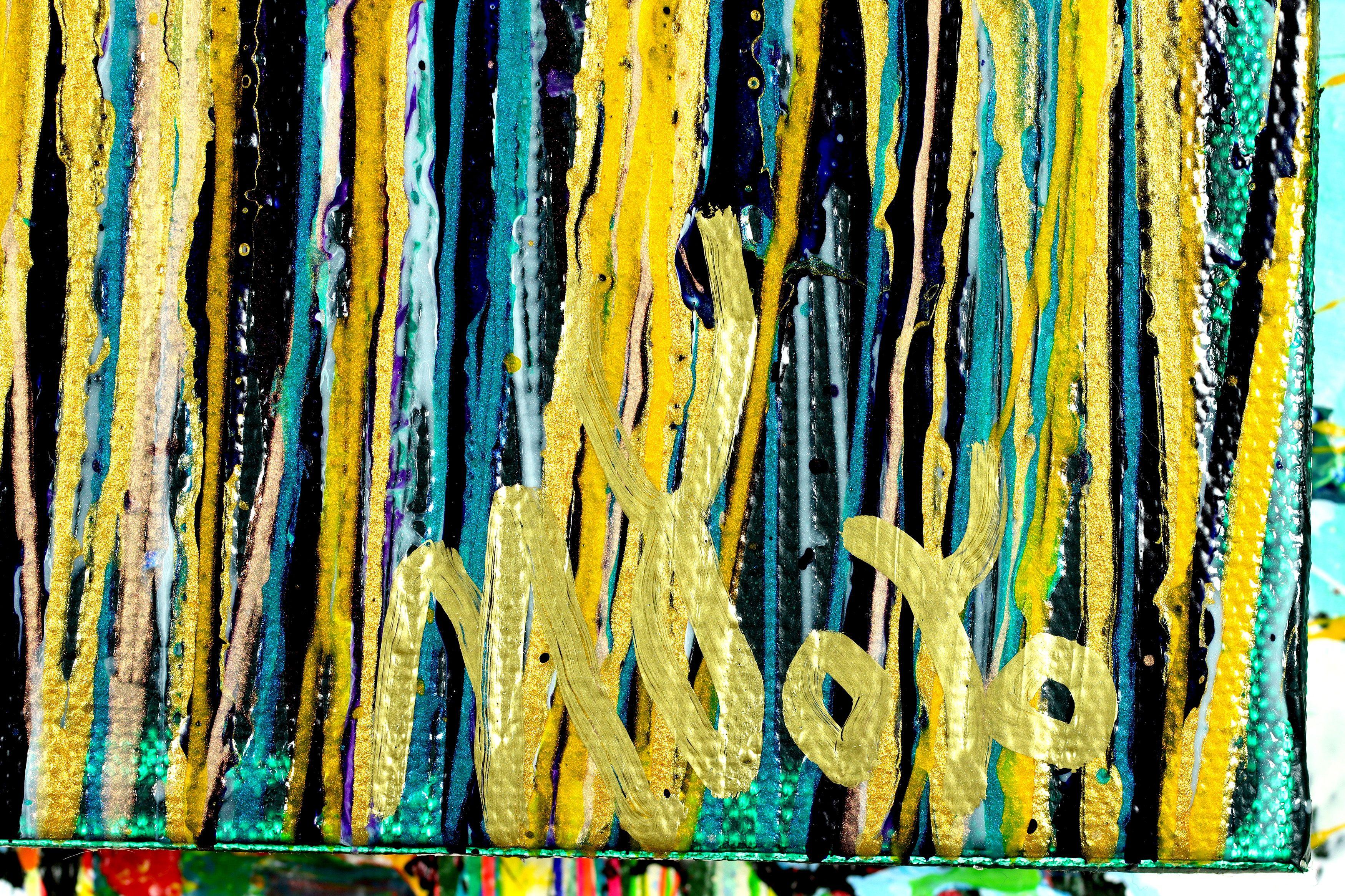 Questo radioso astratto moderno è stato creato mescolando gocce iridescenti di pittura acrilica in uno schema casuale ma rilassante. Una tavolozza di colori che comprende oro, giallo, turchese, blu chiaro e verde scuro, la maggior parte dei quali