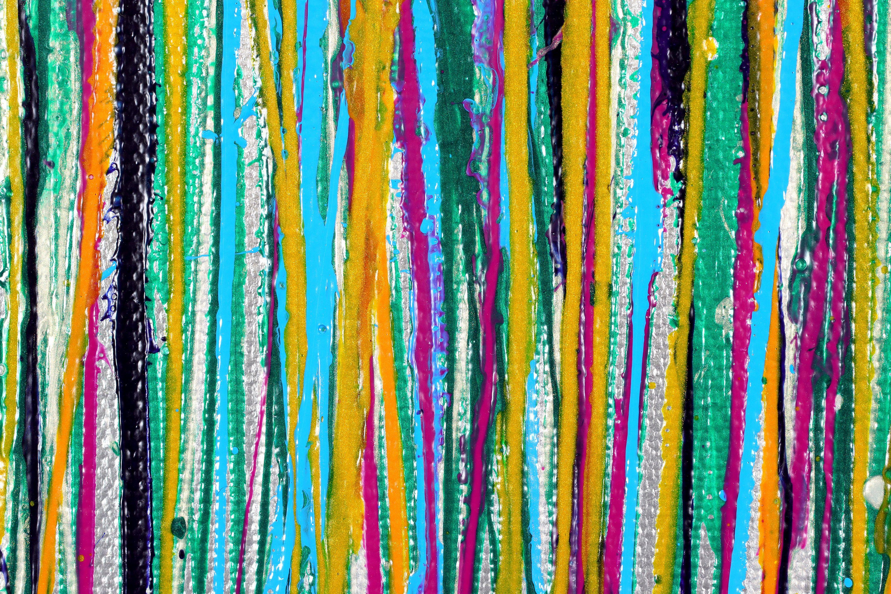 Dieses strahlende, moderne, abstrakte Bild wurde mit irisierenden Acrylfarben in zufälligen, aber beruhigenden Mustern gemischt. Eine Farbpalette von Silber, Blau, Gelb, Grün über Silber, die meisten Farben gemischt mit Glimmer für Reflektivität und