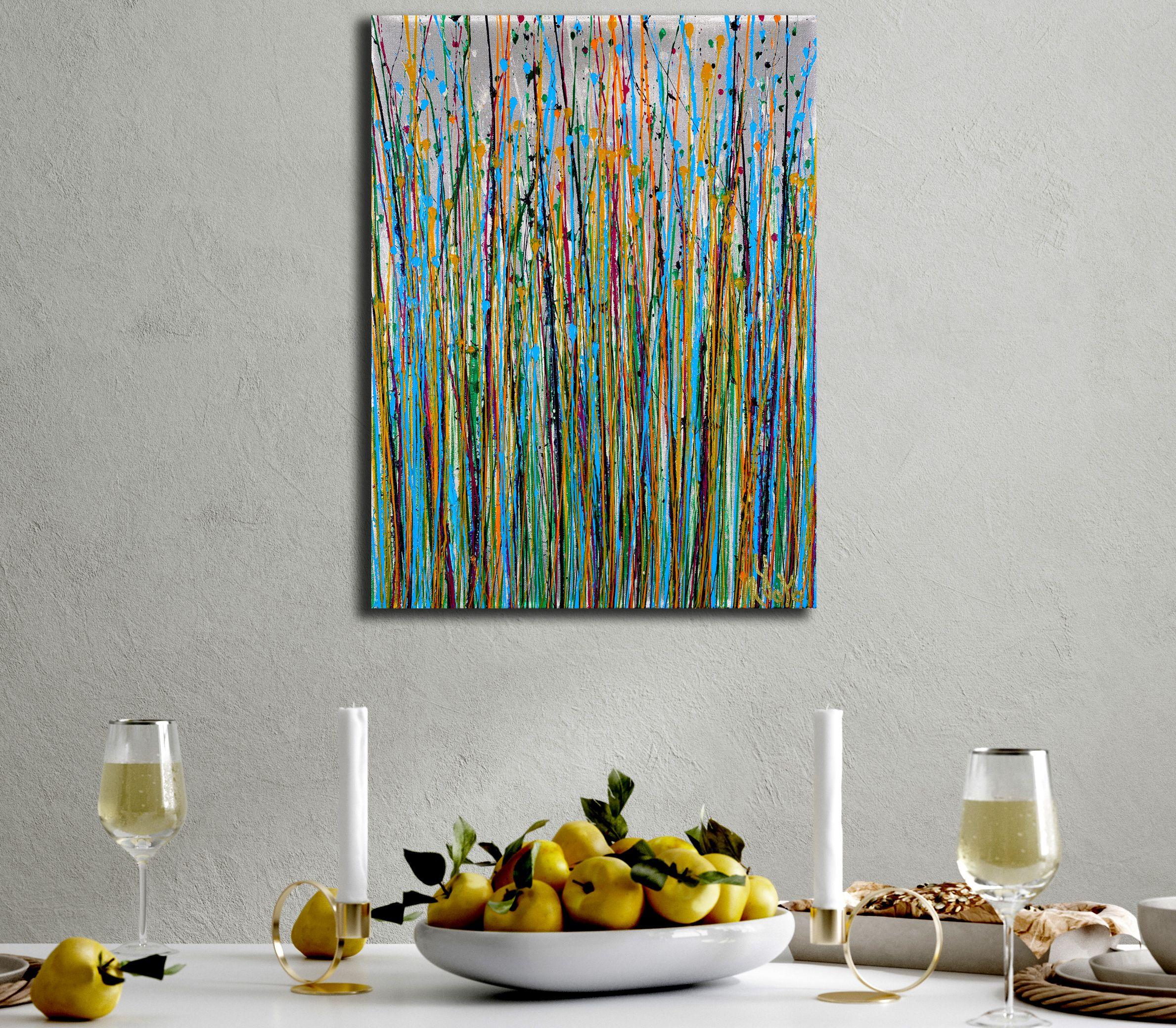 Questo radioso astratto moderno è stato creato mescolando gocce iridescenti di pittura acrilica in uno schema casuale ma rilassante. Una tavolozza di colori che comprende argento, blu, giallo, verde e argento, la maggior parte dei colori mescolati
