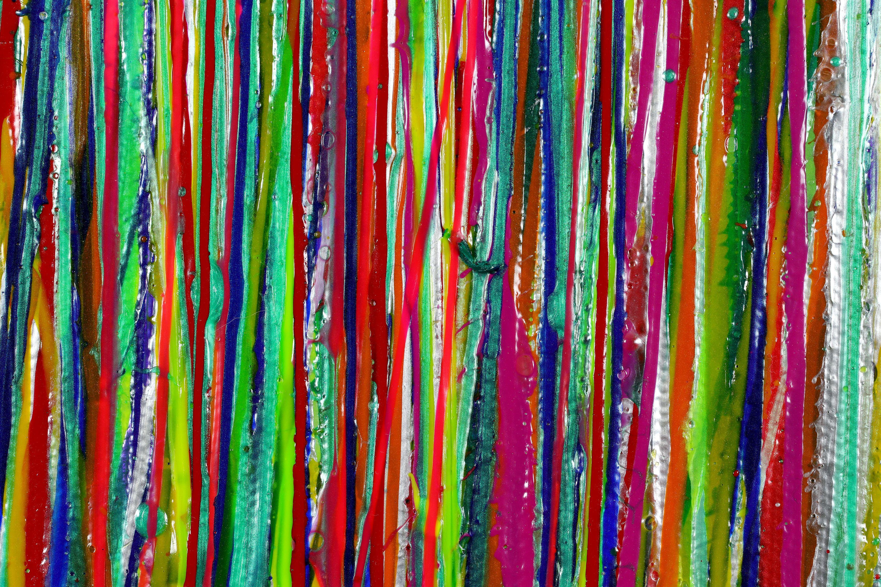 Este radiante abstracto moderno se creó mezclando lloviznas iridiscentes de pintura acrílica en patrones aleatorios y dinámicos.    Una paleta de colores morados, azules, amarillos, rojos, plateados sobre azul, verde y amarillo, la mayoría de los